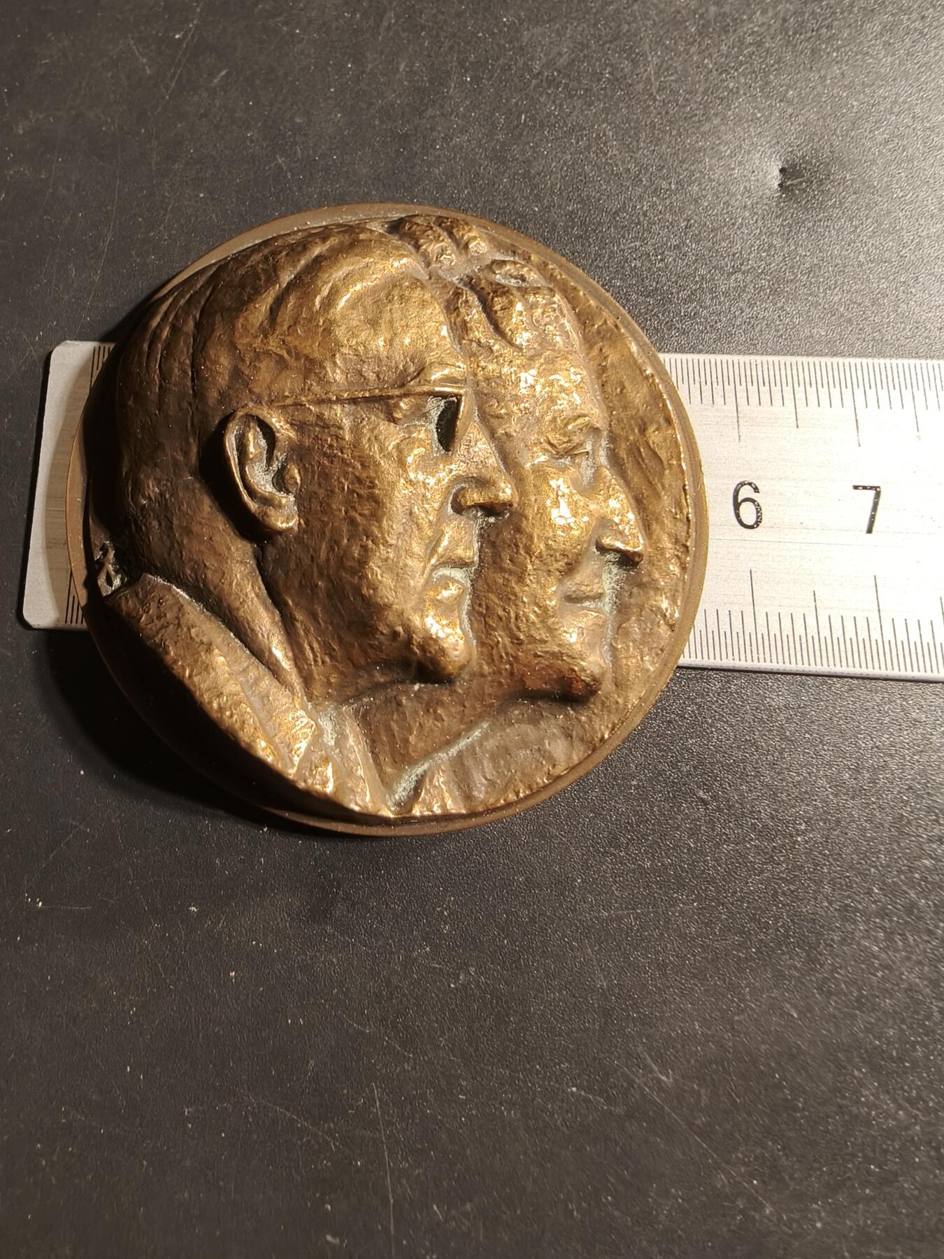 老王徽章第173期 法国高浮雕大铜章    E. Moench 先生和夫人，阿尔萨斯ALSA 酵母的创始人      原盒      直径56mm     重量157.5g