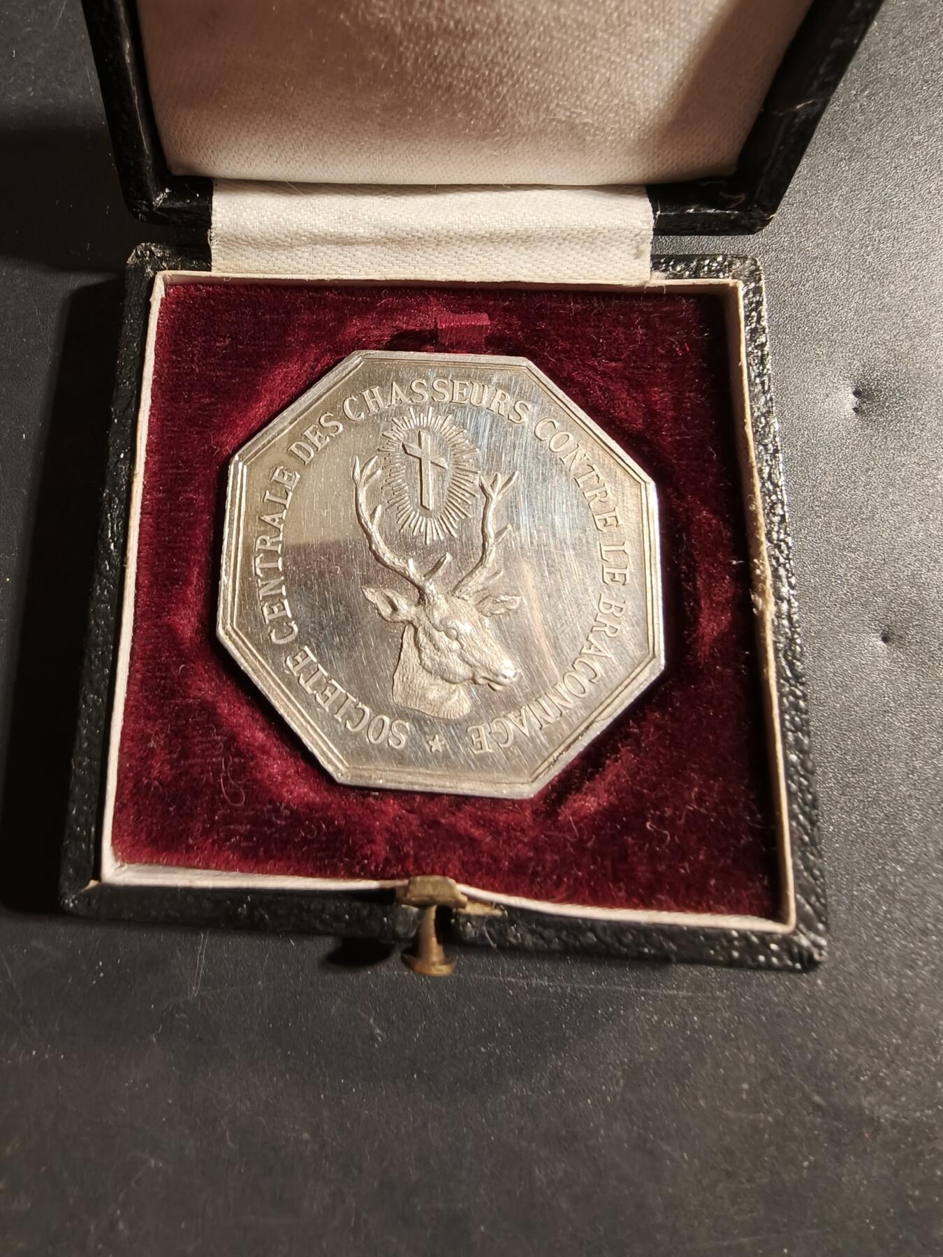 老王徽章第173期 法国反偷猎中央协会八角印章    少见原盒+证书     1879年授予      证书边缘有小折损 蜜蜂950银标    直径37mm    重量20g
