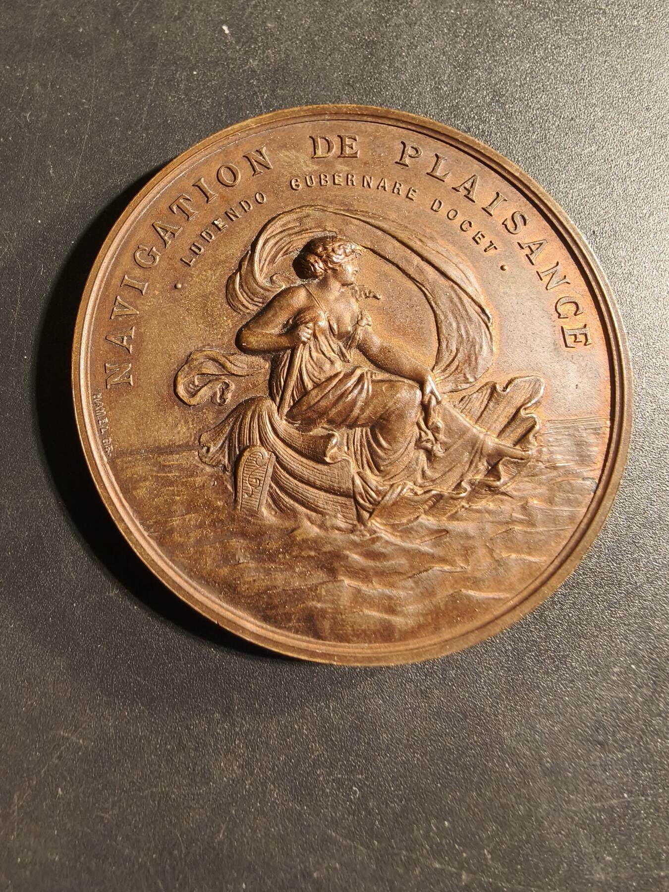 老王徽章第173期 法国戛纳游艇俱乐部大铜章     原盒      直径50mm     重量58.6g