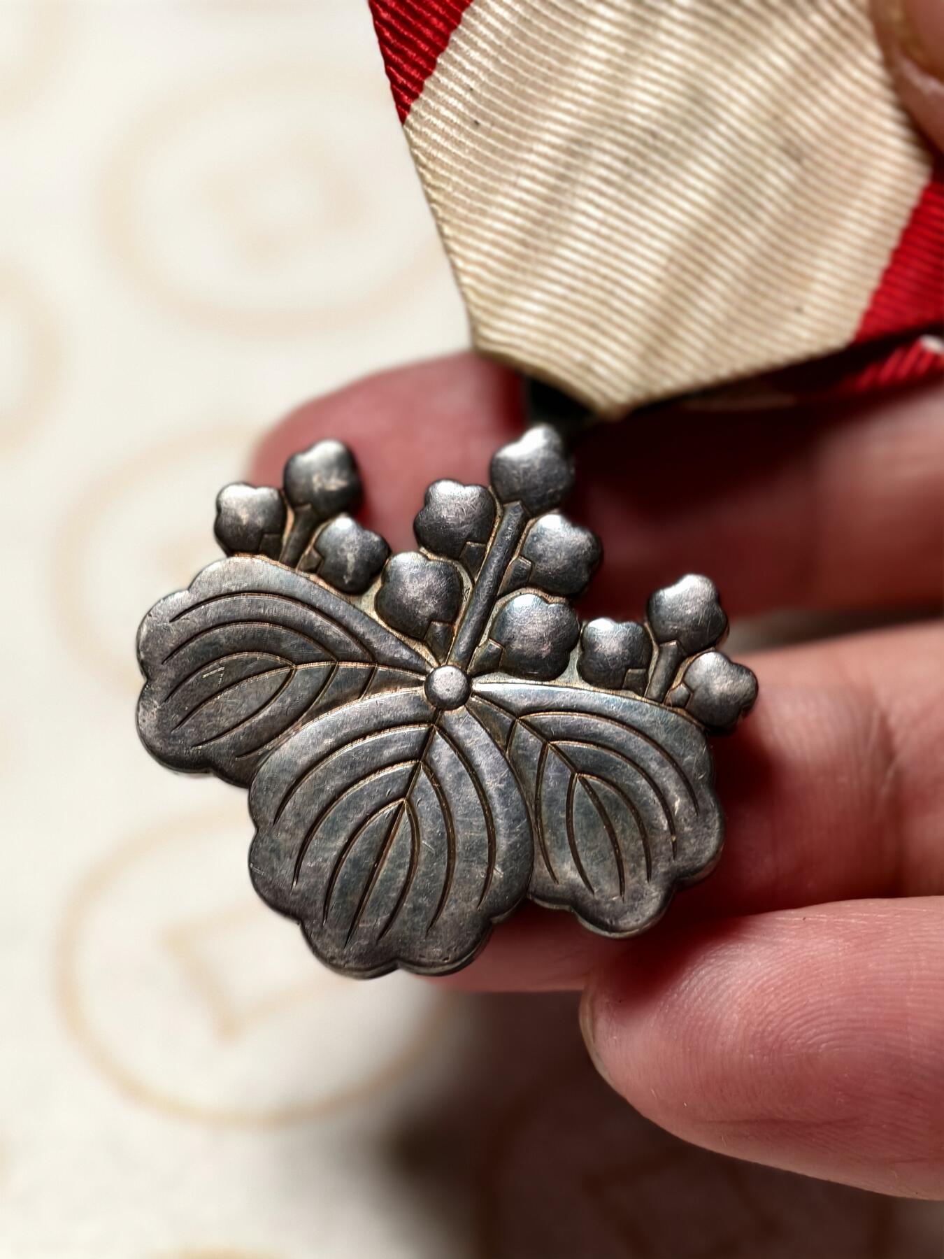 抚柳草堂-第五期章牌钱币（元旦欢庆场） 奖章勋章限时免佣 满百包邮 放漏专场 八等白色桐叶章 银质重16.2g