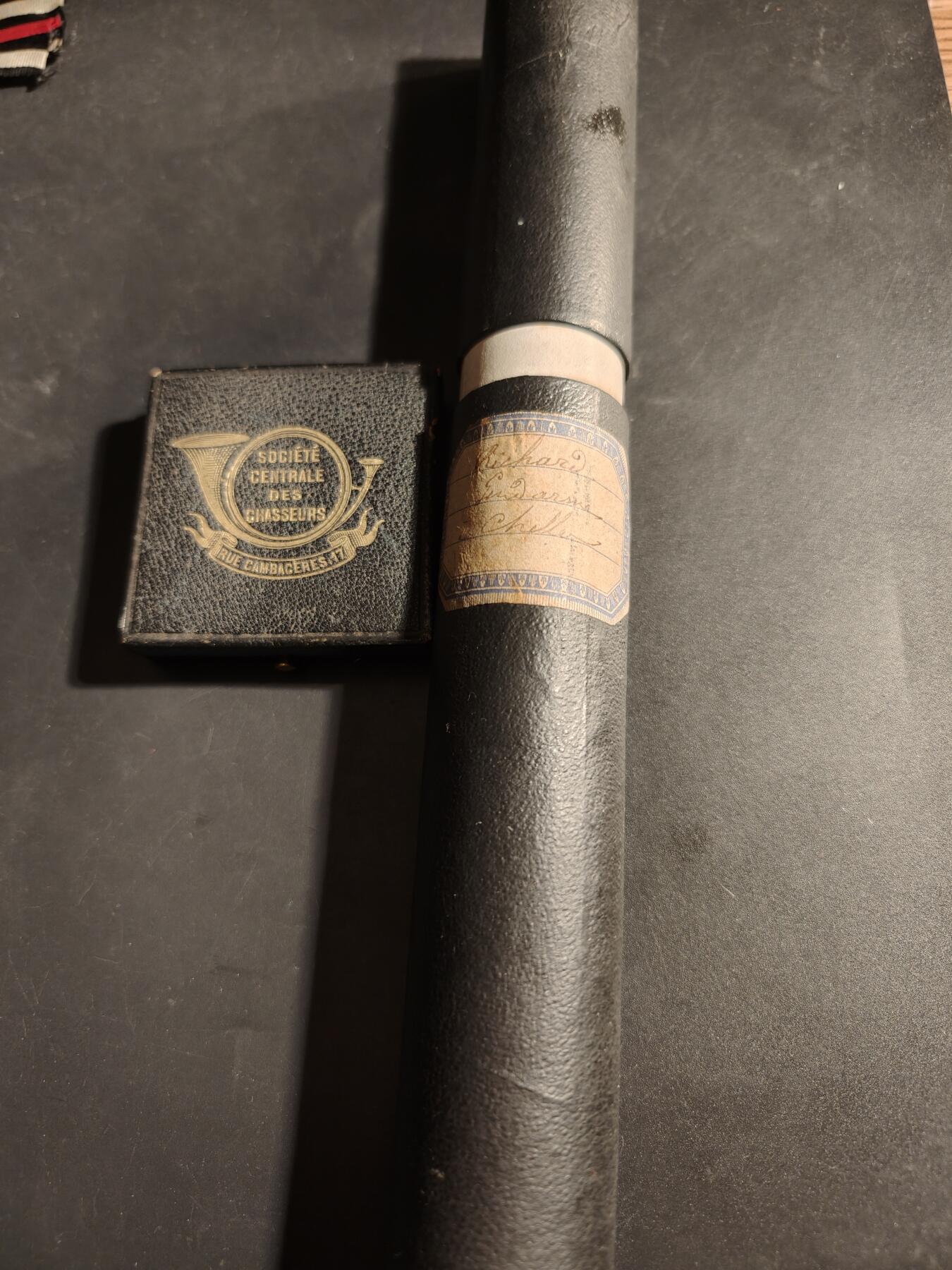 老王徽章第173期 法国反偷猎中央协会八角印章    少见原盒+证书     1879年授予      证书边缘有小折损 蜜蜂950银标    直径37mm    重量20g