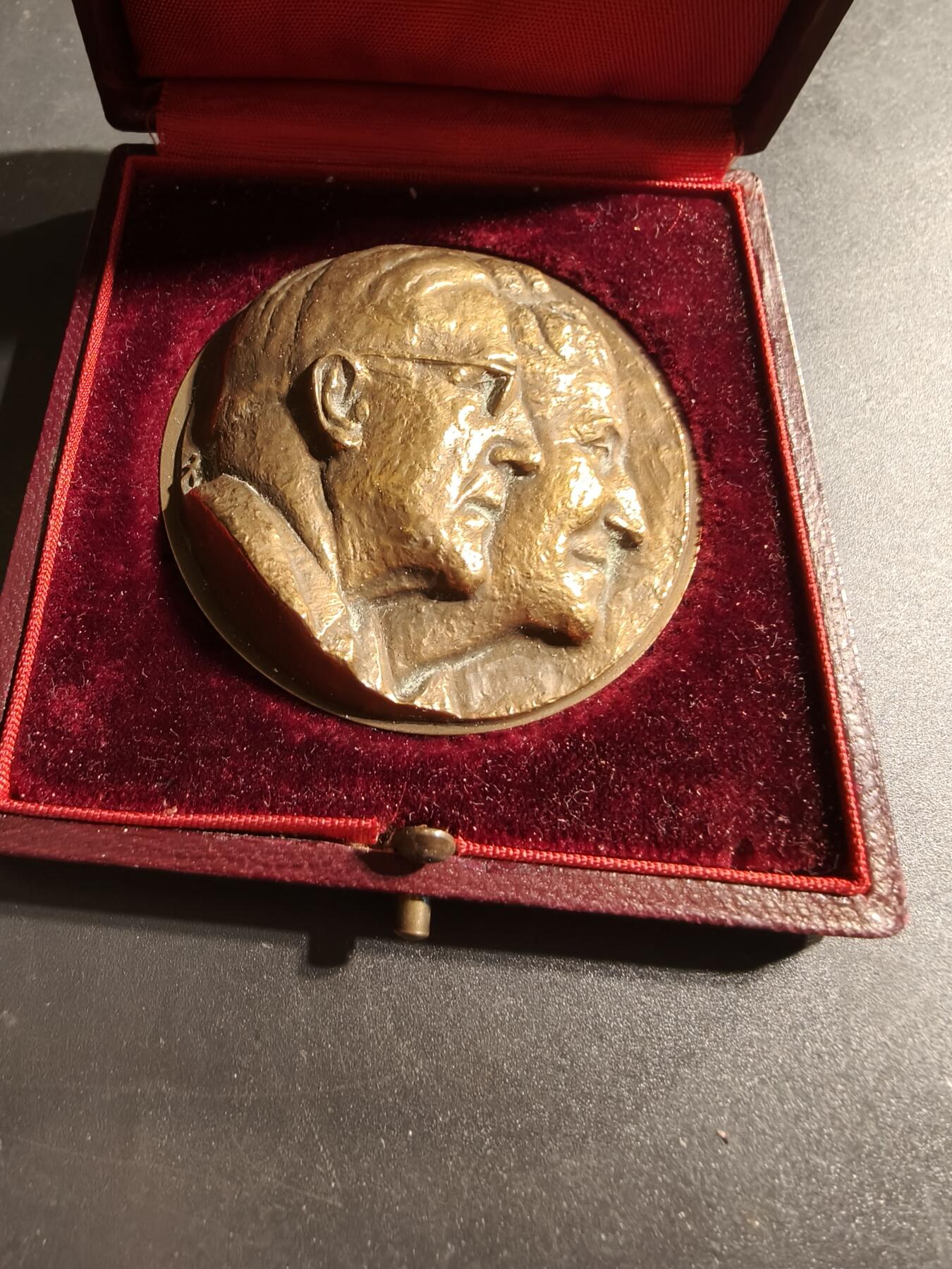 老王徽章第173期 法国高浮雕大铜章    E. Moench 先生和夫人，阿尔萨斯ALSA 酵母的创始人      原盒      直径56mm     重量157.5g