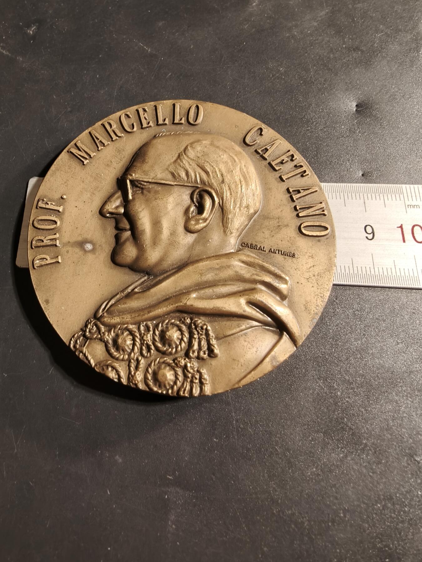 老王徽章第173期 葡萄牙里斯本大学法学院40周年大铜章     高浮雕      直径80mm     重量208.3g