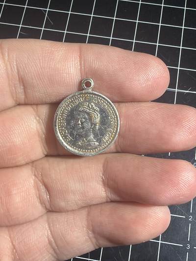 古冰库章牌勋赏收藏0起拍卖 - 英国女王纪念章 很轻