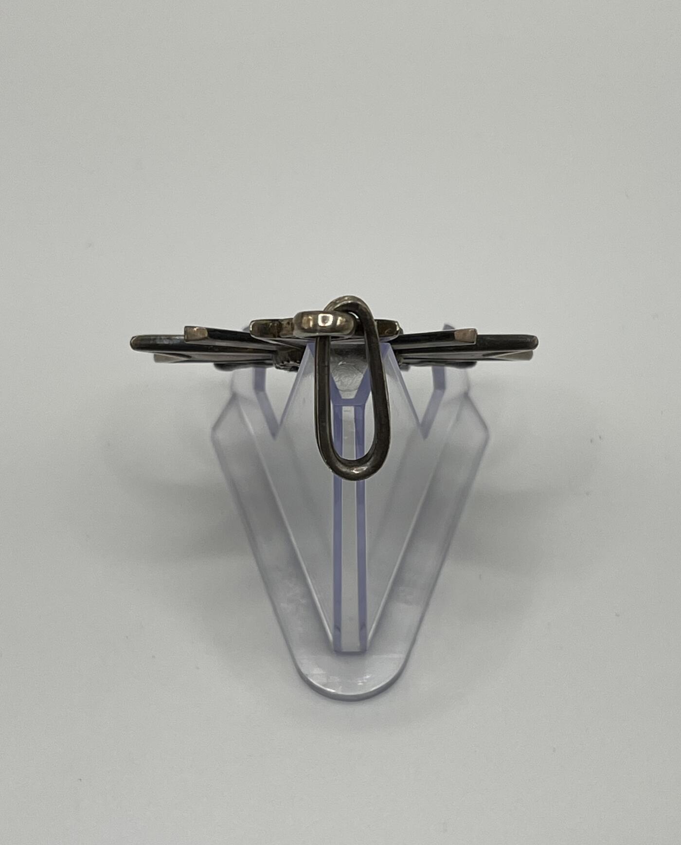 小驴勋章奖章收藏1月2日周五晚六点拍卖（珍爱和平，收藏战争，铭记历史，勿忘国耻，忠党爱国。有偿代拍，送拍规则在简介最后，参拍须阅读规则后再参拍，关系到运费包装发货时效真假辨别等关键信息，拍卖时不再发原图，看大图店主微信码在拍卖店铺介绍里） WWII德骑士级佩剑战功十字勋章（RKVK）带罕见红色原盒，由著名的Deschler & Sohn München厂（1厂）制作，底部打1厂标+900银标，绶带宽3cm长41cm绑绳部分两根绳分别长27cm共95厘米（典型战地使用KVK绶带实配发样式），战时共颁发272/274枚佩剑骑士战功十字，极其罕见，带盒参考价10000欧