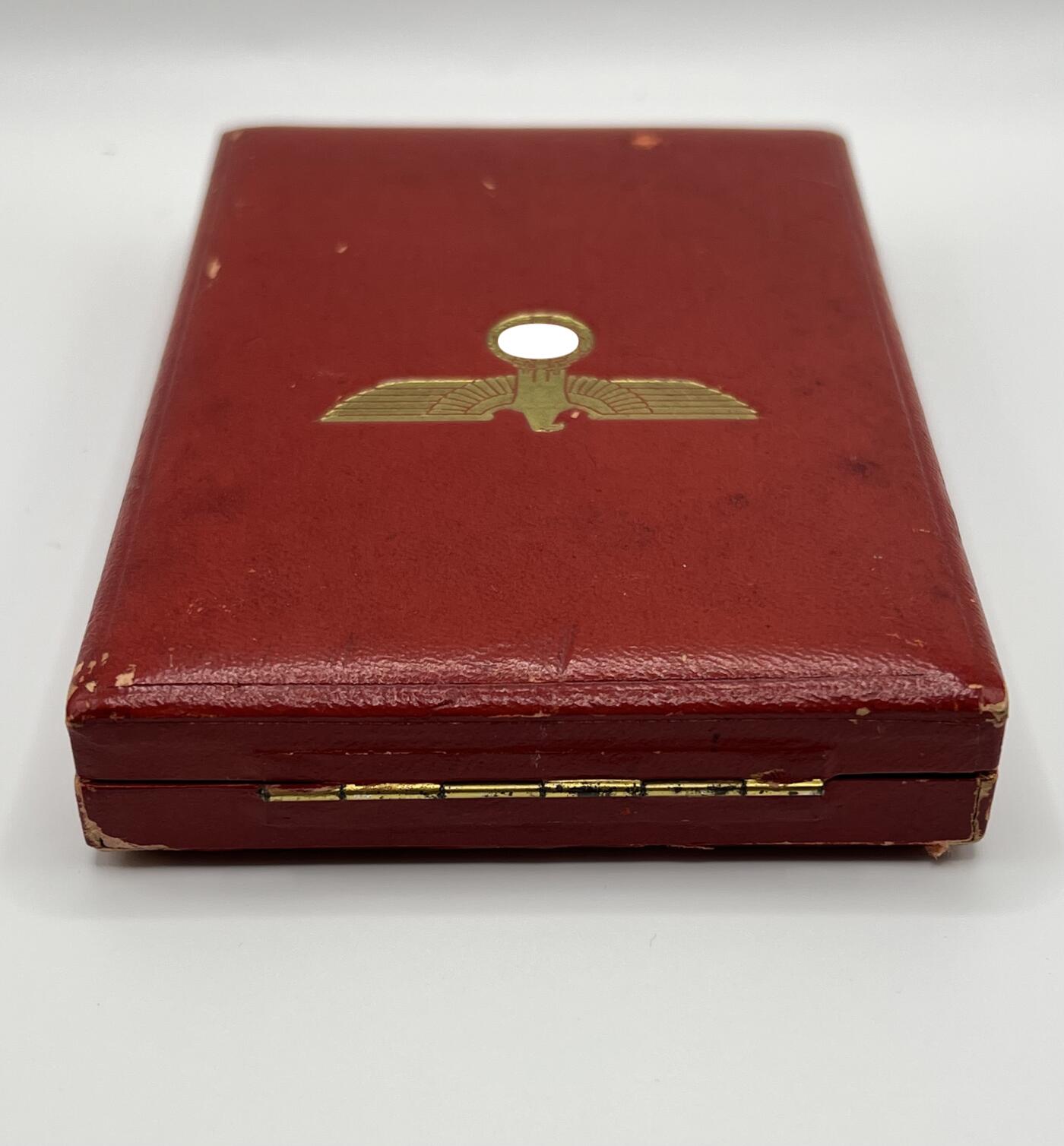 小驴勋章奖章收藏1月2日周五晚六点拍卖（珍爱和平，收藏战争，铭记历史，勿忘国耻，忠党爱国。有偿代拍，送拍规则在简介最后，参拍须阅读规则后再参拍，关系到运费包装发货时效真假辨别等关键信息，拍卖时不再发原图，看大图店主微信码在拍卖店铺介绍里） WWII德骑士级佩剑战功十字勋章（RKVK）带罕见红色原盒，由著名的Deschler & Sohn München厂（1厂）制作，底部打1厂标+900银标，绶带宽3cm长41cm绑绳部分两根绳分别长27cm共95厘米（典型战地使用KVK绶带实配发样式），战时共颁发272/274枚佩剑骑士战功十字，极其罕见，带盒参考价10000欧