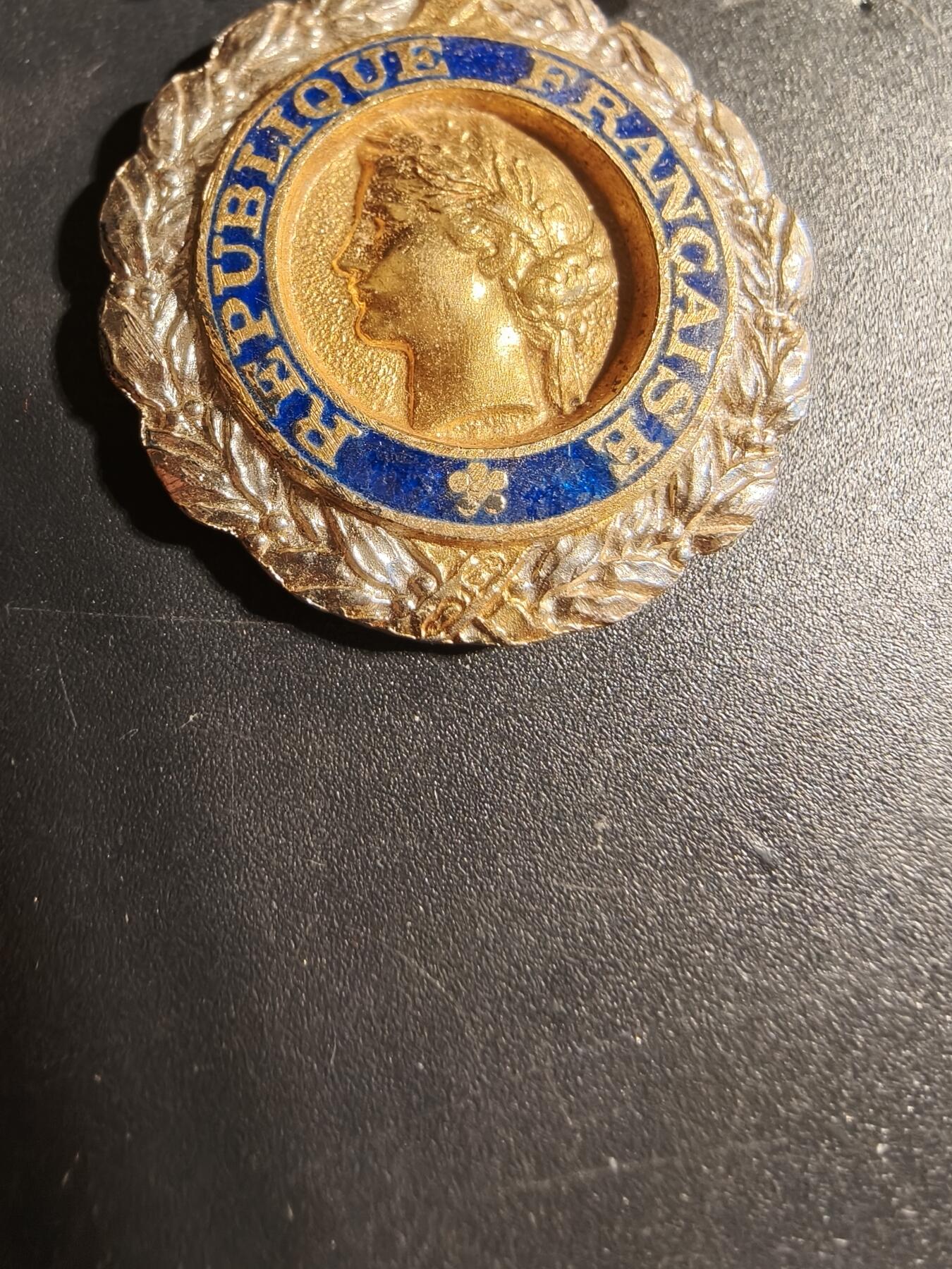 老王徽章第173期 法国军事奖章    五共早期版    950银镀金珐琅     18.7g