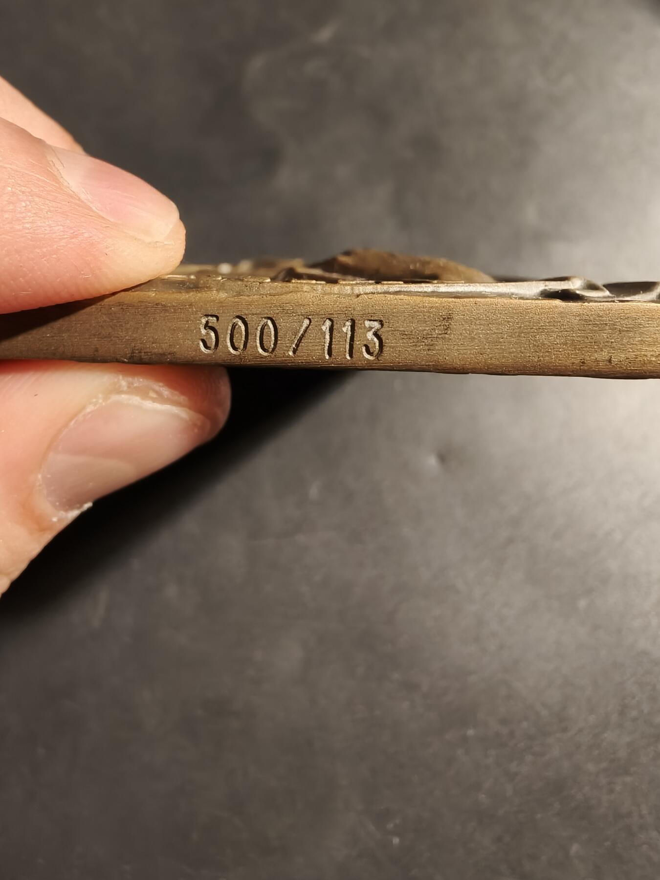 老王徽章第173期 葡萄牙纪念旧约先知以赛亚方形大铜章     赛亚是公元前8世纪下半叶的伟大先知之一。 他曾担任亚述帝国扩张时期以色列国王的顾问。 他通过神谕和葡萄园的寓言来解释失败和流放，认为这是上帝纠正其子民的方式。   尺寸64×85mm     重量262g      该章共发行500枚该枚编号113 