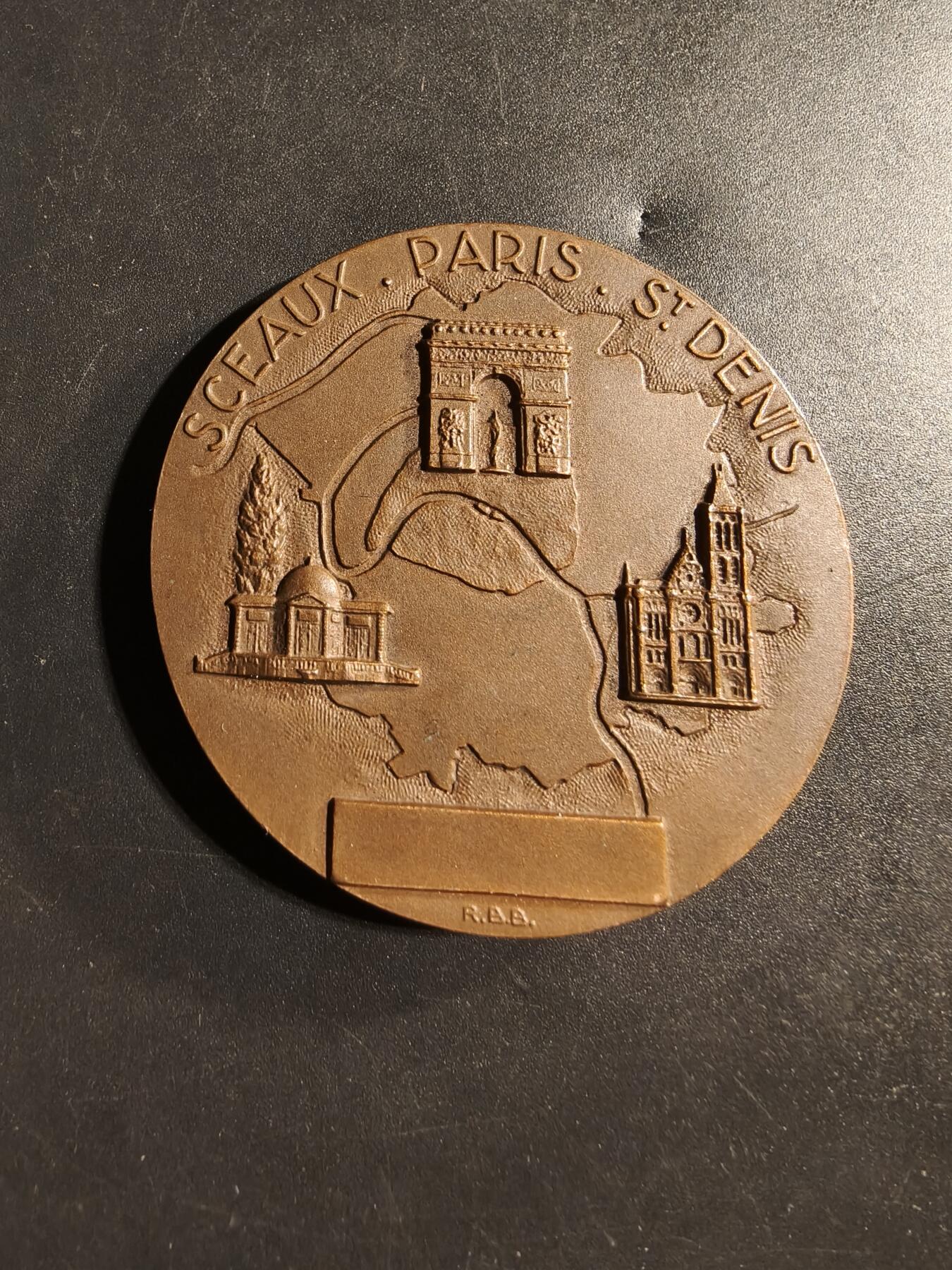老王徽章第173期 法国塞纳省圣丹尼斯市大铜章     直径50mm    重量64.8g