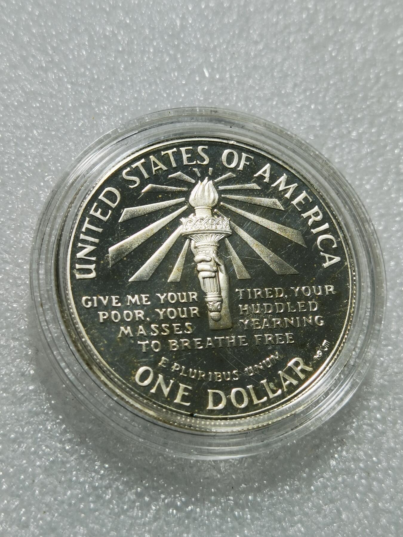 天下钱庄专场欢迎参拍 1986年美国自由女神像落成纪念银币，1美元面值。银含量90%，重约26.73克