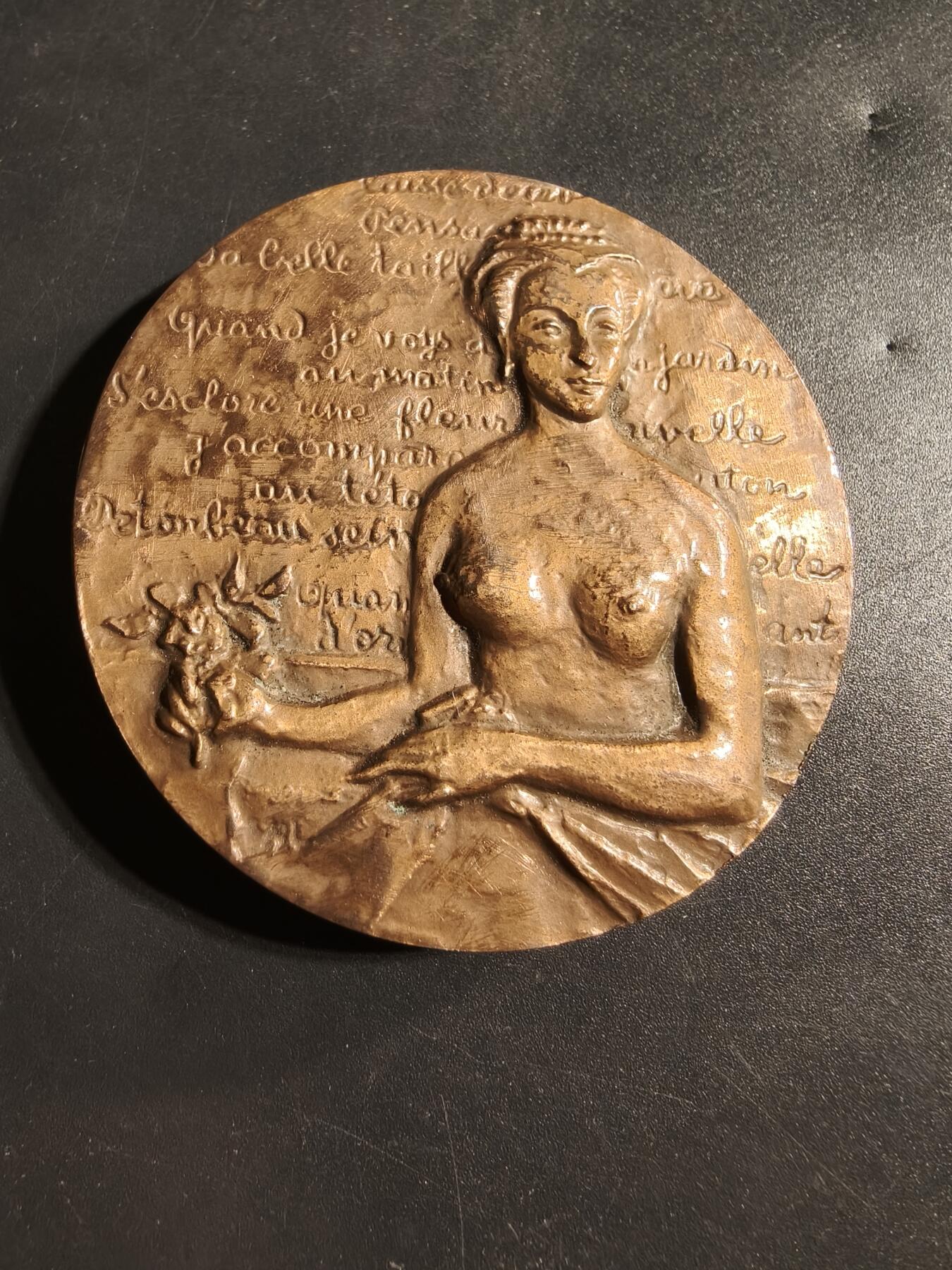 老王徽章第173期 法国阿扎勒里多城堡大铜章     原盒      高浮雕       正面描绘了一位裸体女性形象，配有法国著名诗人龙萨的《致玛丽的颂歌》     直径59mm      重量124.7g