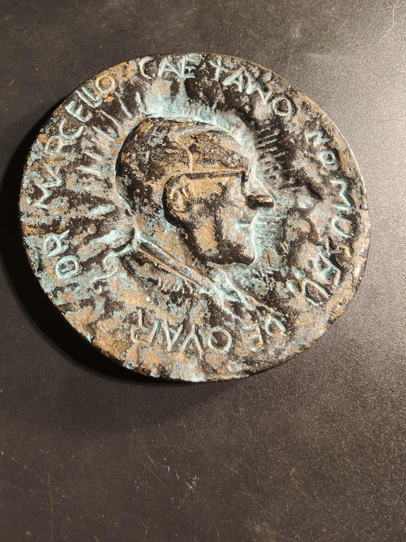 老王徽章第173期 葡萄牙最后一任独裁总理马尔塞洛·卡埃塔诺大铜章     直径80mm    重量267.2g     该章编号72