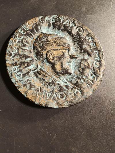 老王徽章第173期 - 葡萄牙最后一任独裁总理马尔塞洛·卡埃塔诺大铜章     直径80mm    重量267.2g     该章编号72