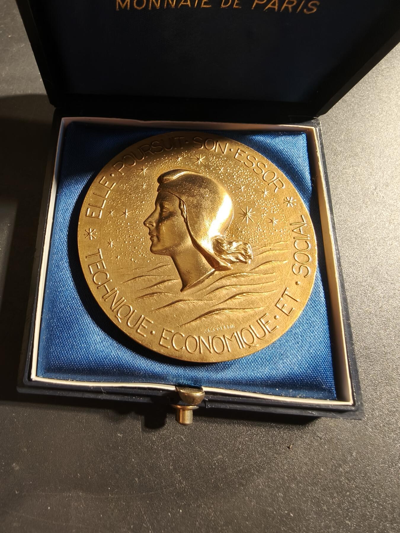 老王徽章第173期 法国国家大西洋航运公司纪念“法国号”邮轮1962年首航大铜章      原盒       直径54mm      重量74.9g 