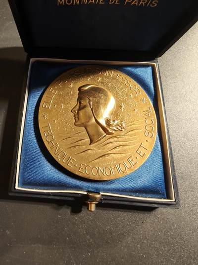 老王徽章第173期 - 法国国家大西洋航运公司纪念“法国号”邮轮1962年首航大铜章      原盒       直径54mm      重量74.9g 