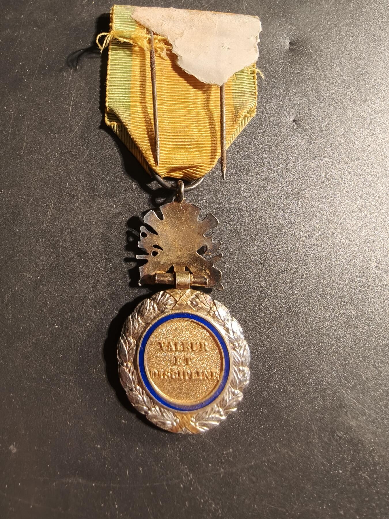 老王徽章第173期 法国军事奖章   三共时期    950银镀金珐琅     20.8g