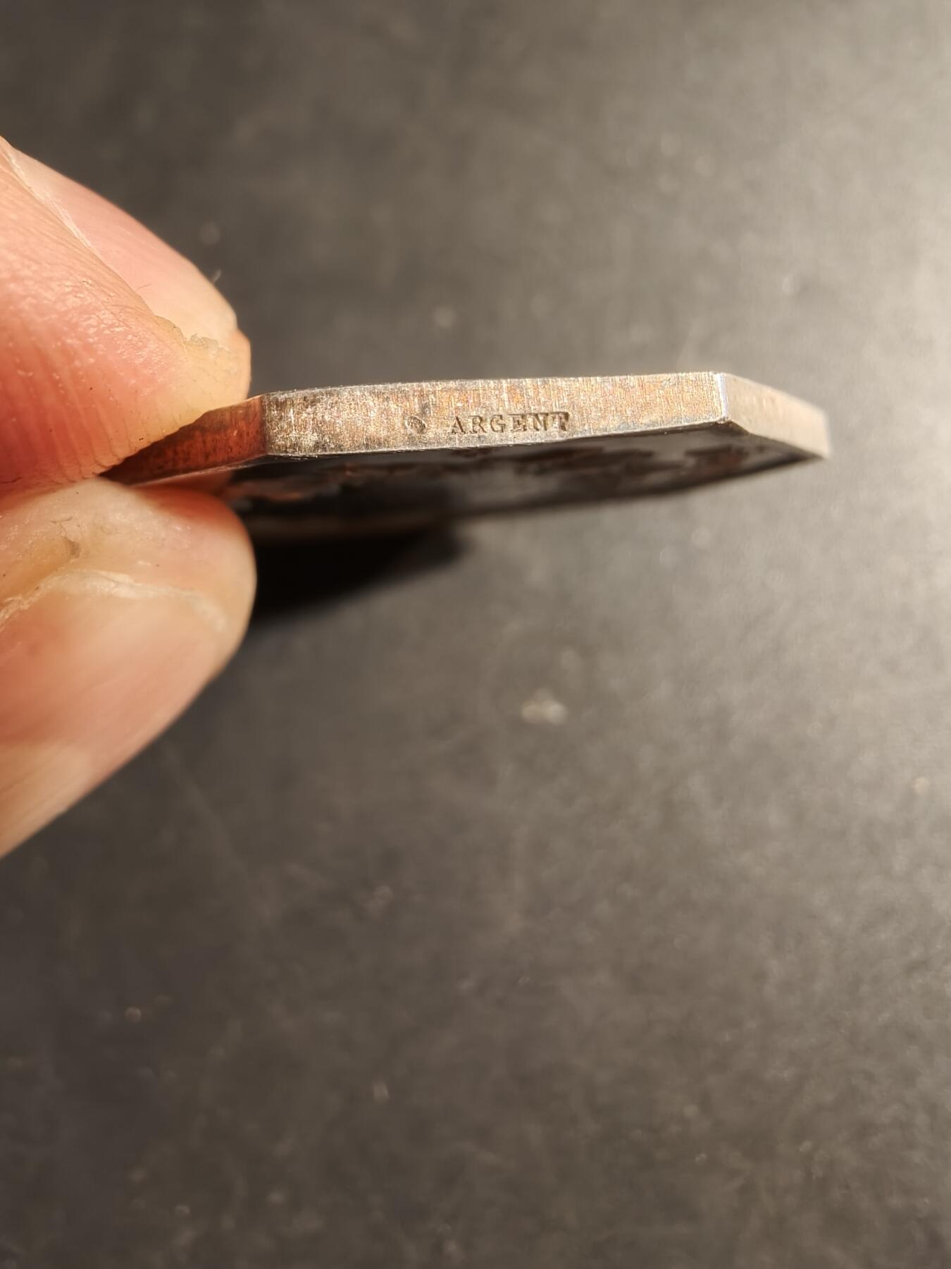 老王徽章第173期 法国反偷猎中央协会八角印章    少见原盒+证书     1879年授予      证书边缘有小折损 蜜蜂950银标    直径37mm    重量20g