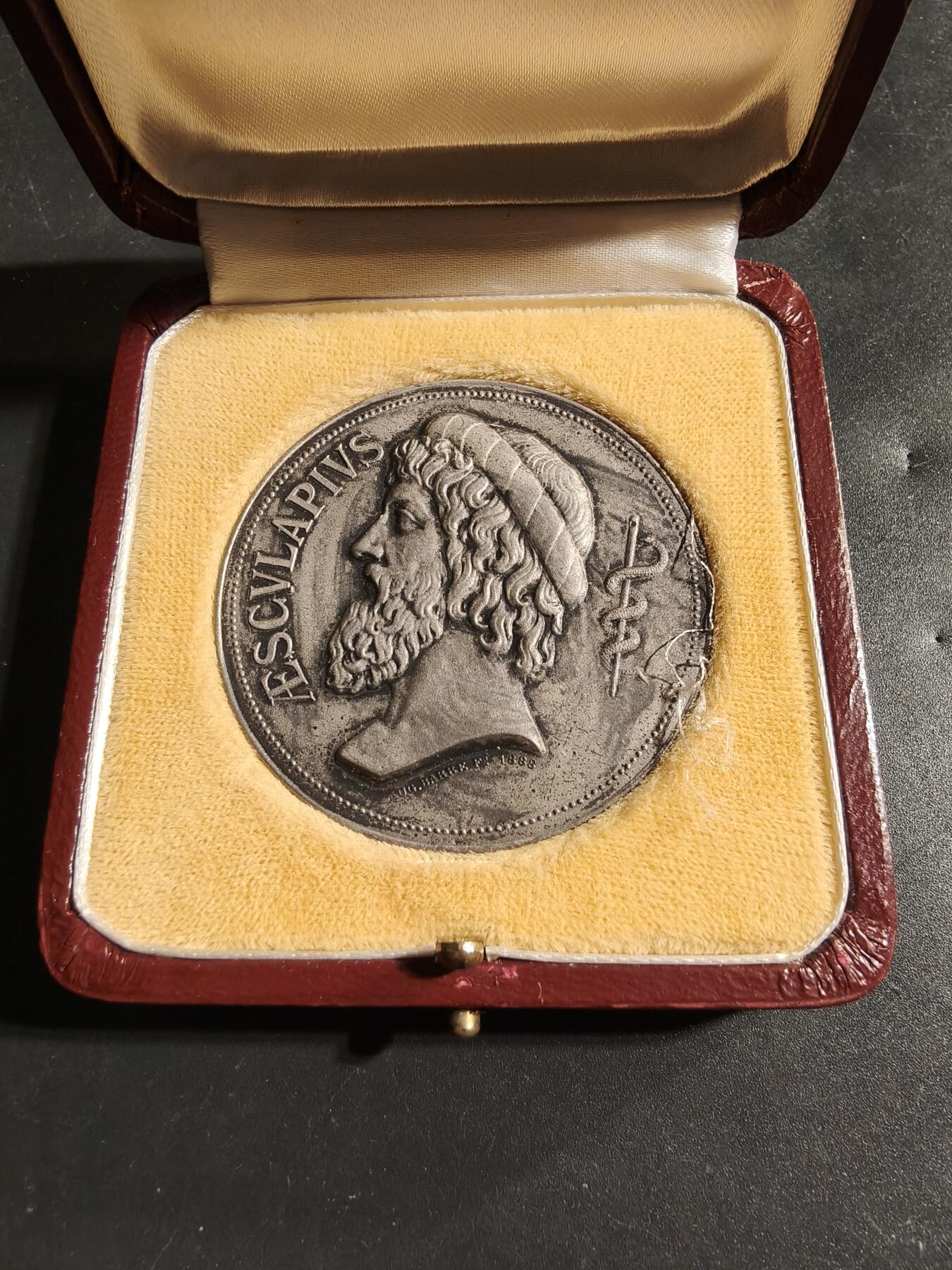 老王徽章第173期 法国巴黎医学院大银章     原盒    正面为古罗马医圣埃斯库拉庇俄斯      直径49mm     重量47.7g      950银