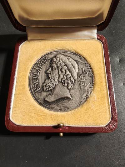 老王徽章第173期 - 法国巴黎医学院大银章     原盒    正面为古罗马医圣埃斯库拉庇俄斯      直径49mm     重量47.7g      950银