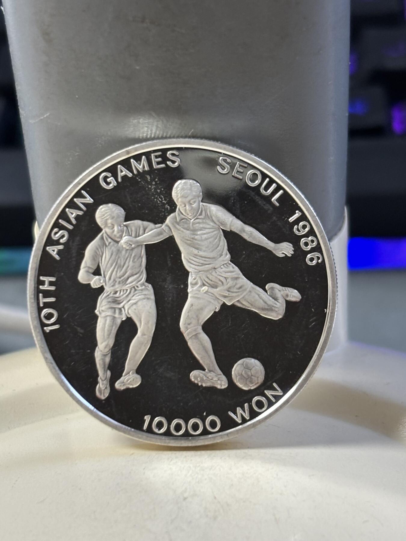 第186期拍卖 韩国1986年第十届亚洲运动会足球纪念银币，900银，23克银价373，有瑕疵，没有塑料盒