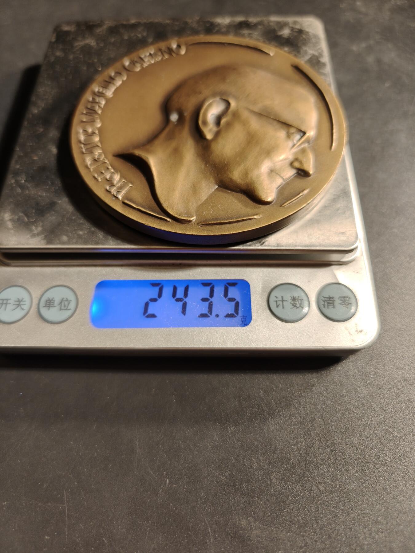 老王徽章第173期 葡萄牙总理马尔切洛·卡埃塔诺大铜章     卡埃塔诺为葡萄牙最后一任独裁总理，于1974年被康乃馨革命推翻下台    直径79mm    重量243.5g