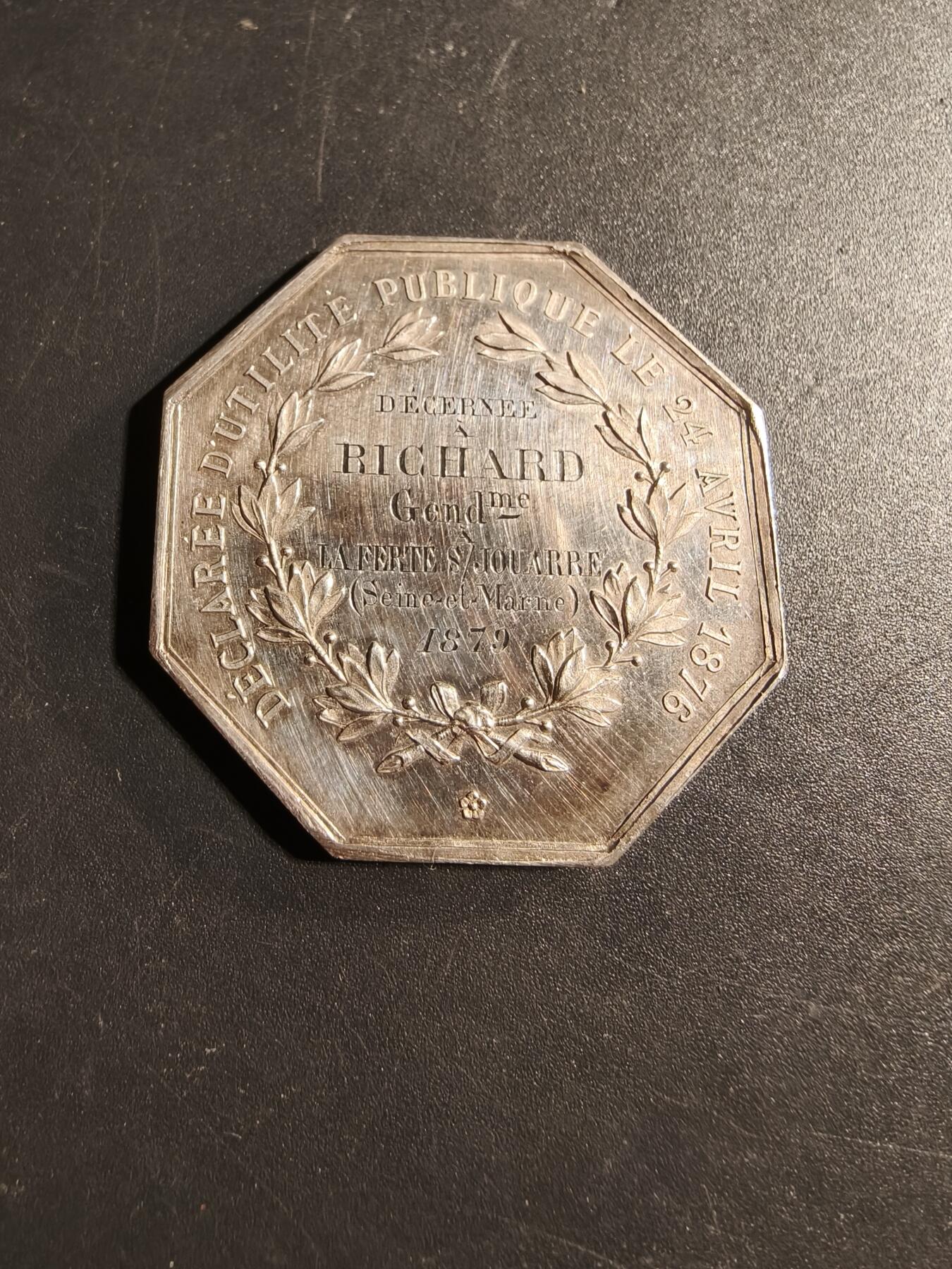 老王徽章第173期 法国反偷猎中央协会八角印章    少见原盒+证书     1879年授予      证书边缘有小折损 蜜蜂950银标    直径37mm    重量20g