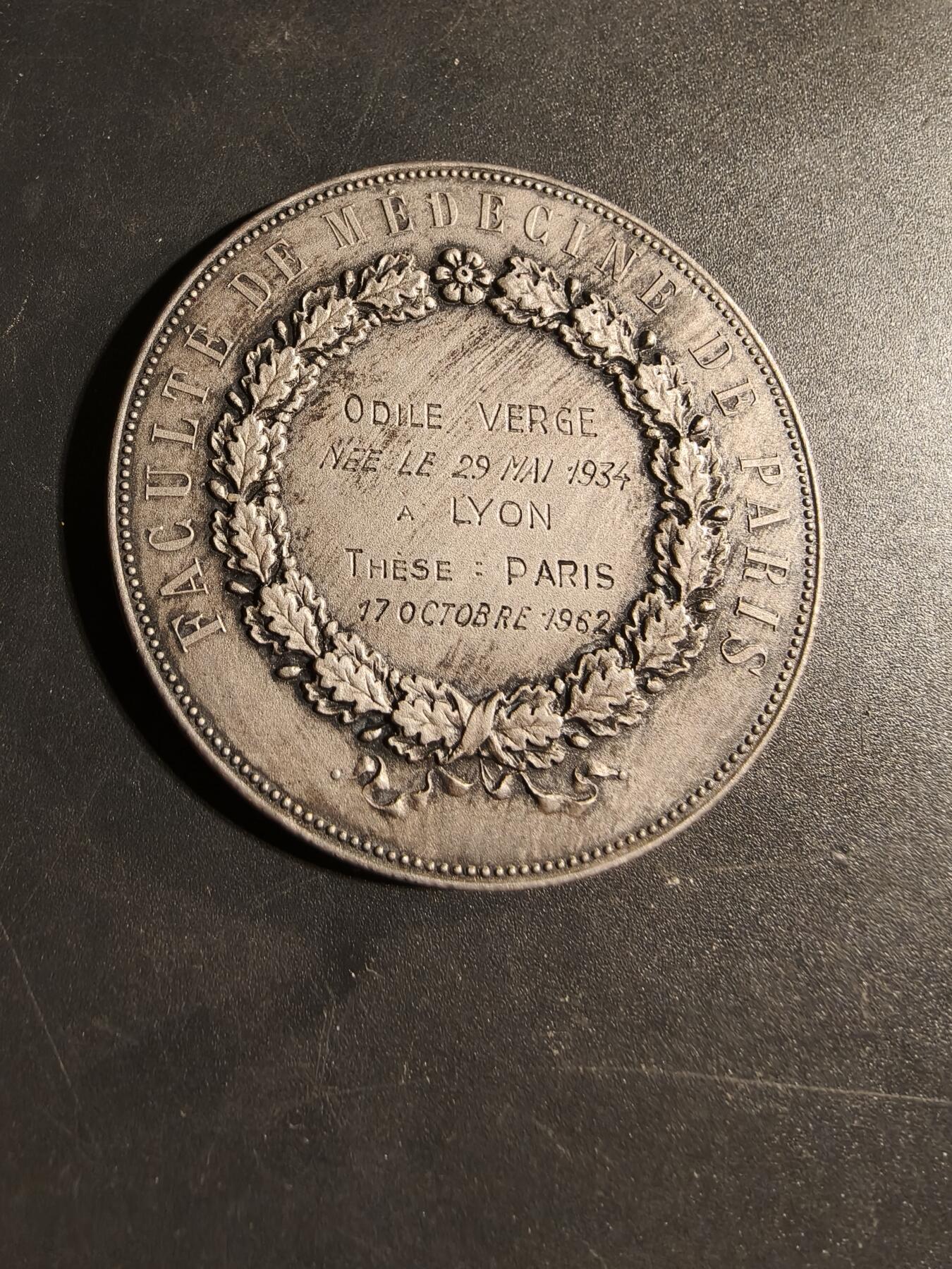 老王徽章第173期 法国巴黎医学院大银章     原盒    正面为古罗马医圣埃斯库拉庇俄斯      直径49mm     重量47.7g      950银