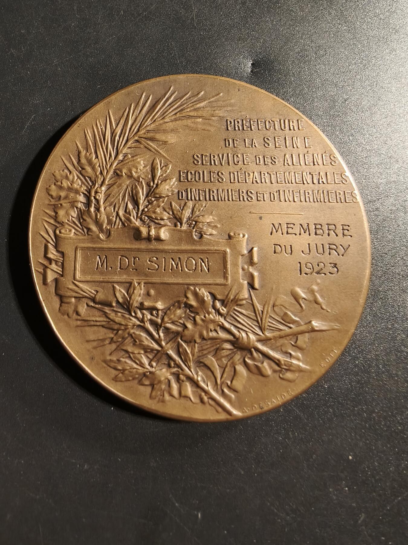 老王徽章第173期 法国塞纳省警察局大铜章    1923年颁发     自由帽玛丽安娜     直径59mm    重量81.2g