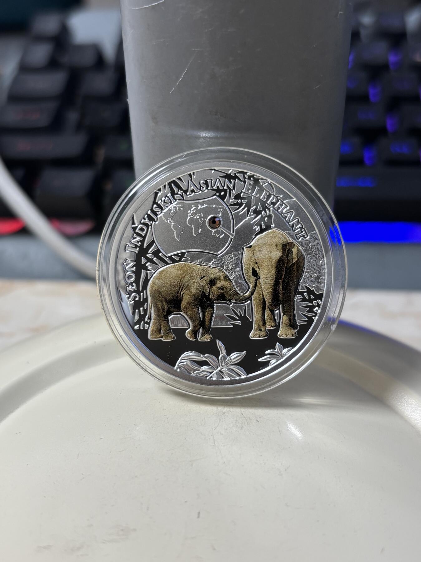 第186期拍卖 纽埃2016年濒危动物物种亚洲象镶嵌水晶彩银币，999银，17.5克，发行2000枚