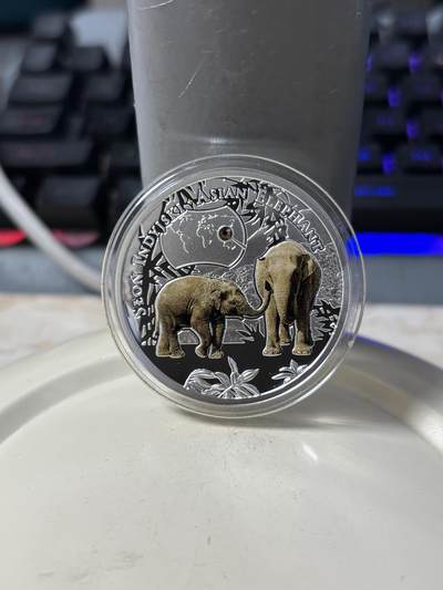 第186期拍卖 - 纽埃2016年濒危动物物种亚洲象镶嵌水晶彩银币，999银，17.5克，发行2000枚