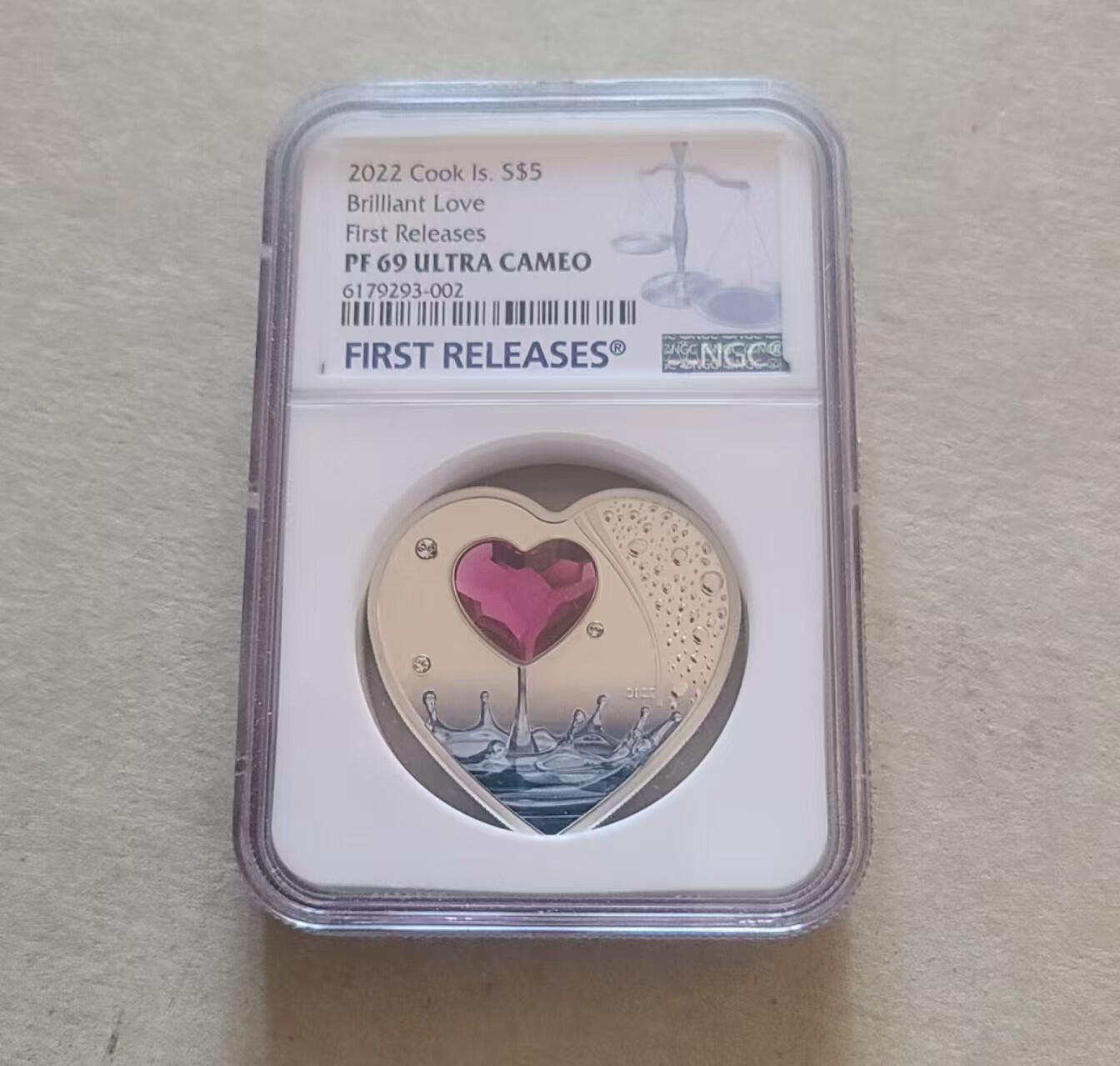 ❤️【币观天下】❤️ 第337期钱币拍卖- 2026.1.2周五晚上6点半场-长期征集拍品 库克2022年情人节心形水晶镶嵌银币NGC评级币带证书包装