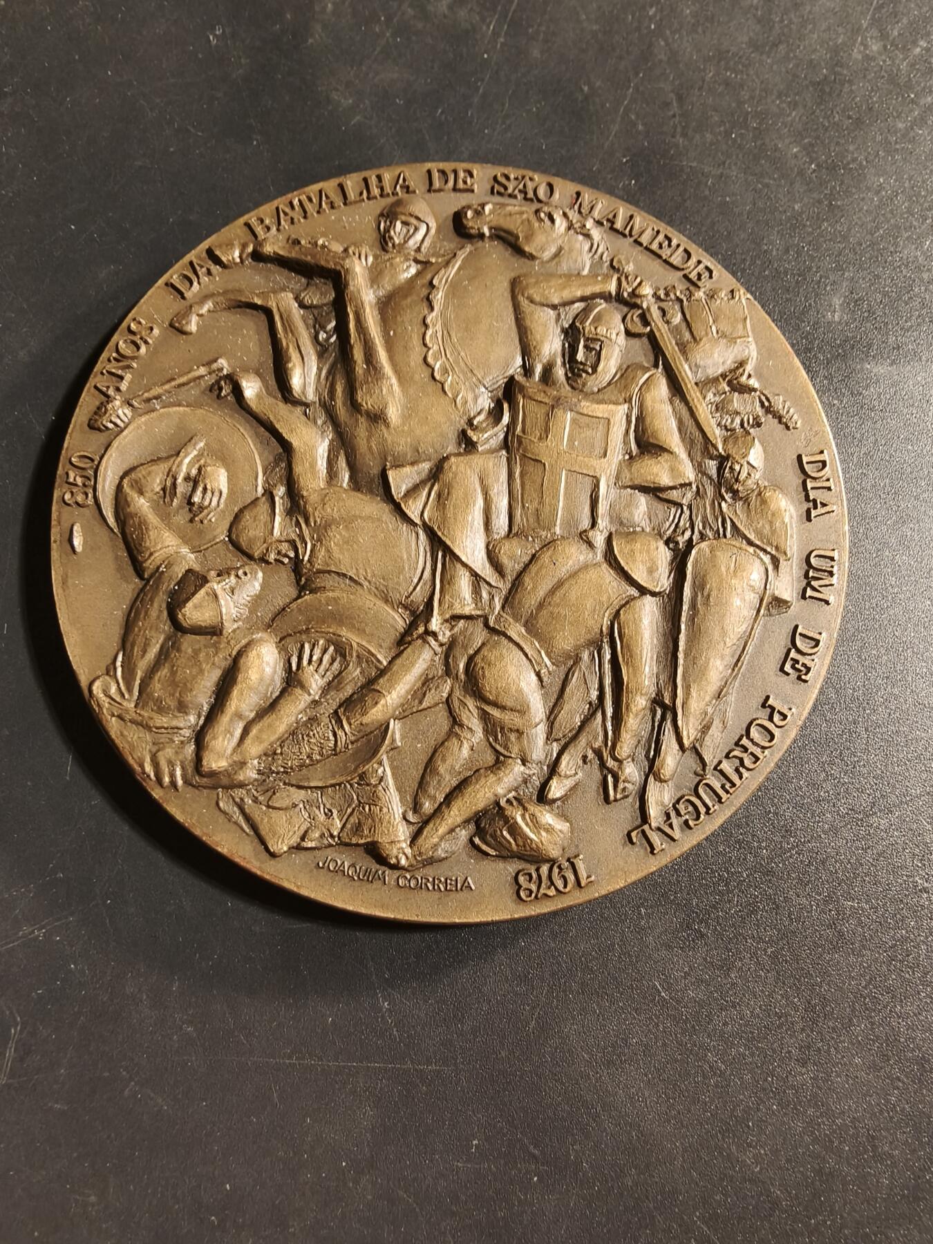 老王徽章第173期 葡萄牙圣马梅德战役850周年大铜章    高浮雕    该战役发生于1128 年6 月24 日，被认为是葡萄牙王国建立和确保葡萄牙独立的关键事件。铜章由葡萄牙著名雕塑家Cabral Antunes 于1978 年制作。    直径80mm     重量 216.1g 