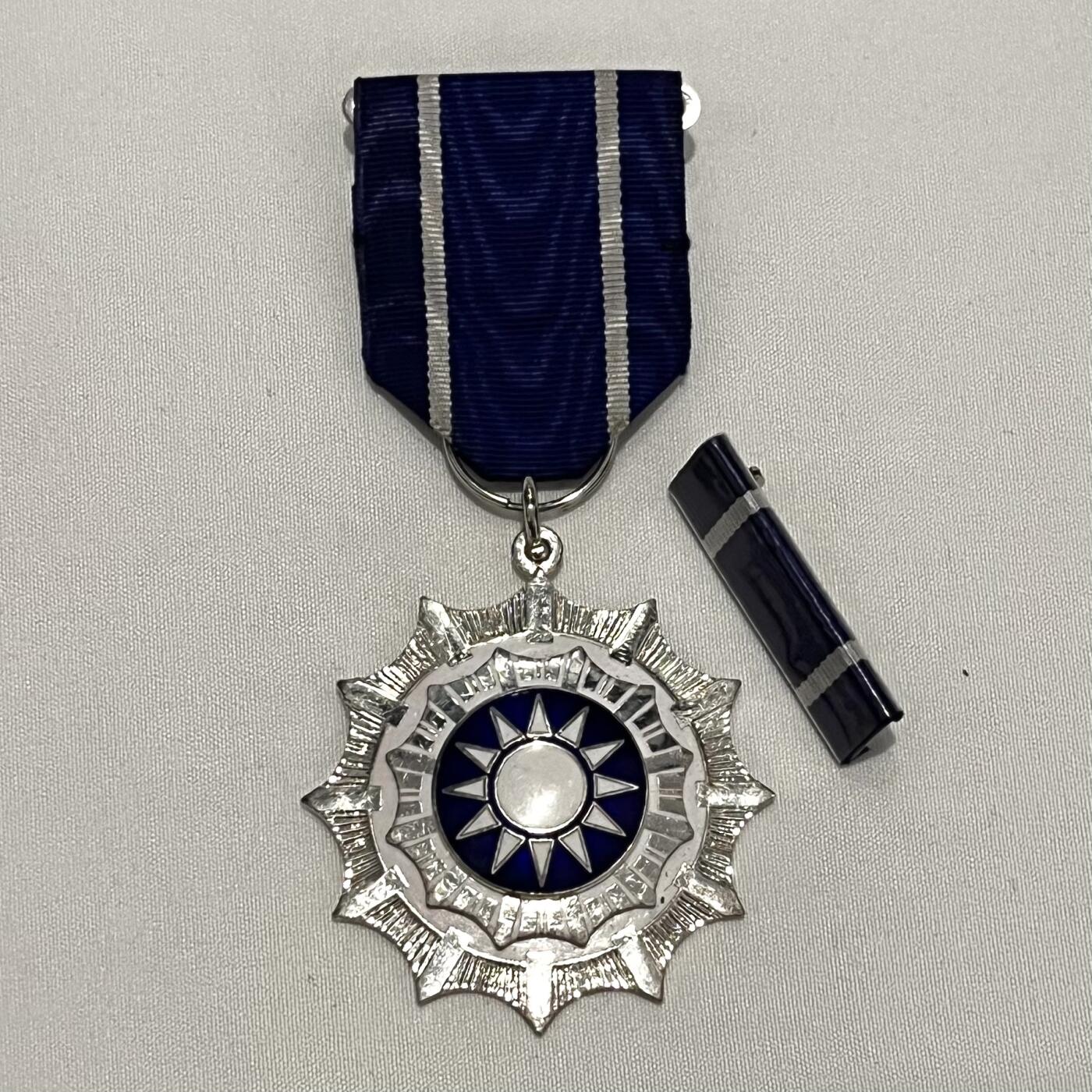 韵星假日拍卖第三十四期 -- Rimey Holidays Auction 34 中国国民党华夏奖章，带略章