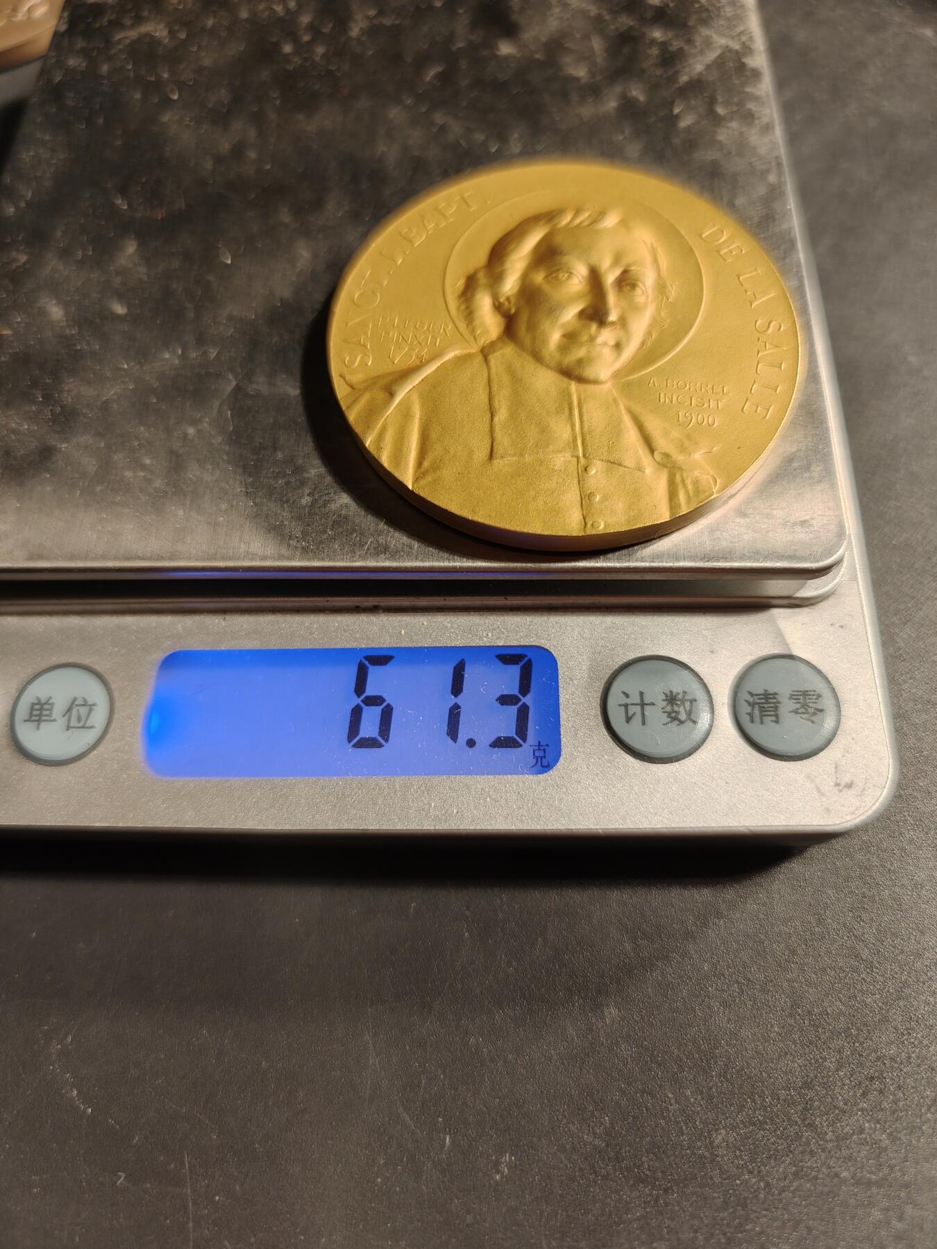 老王徽章第173期 法国天主教联谊协会镀金大铜章      直径50mm     重量61.3g