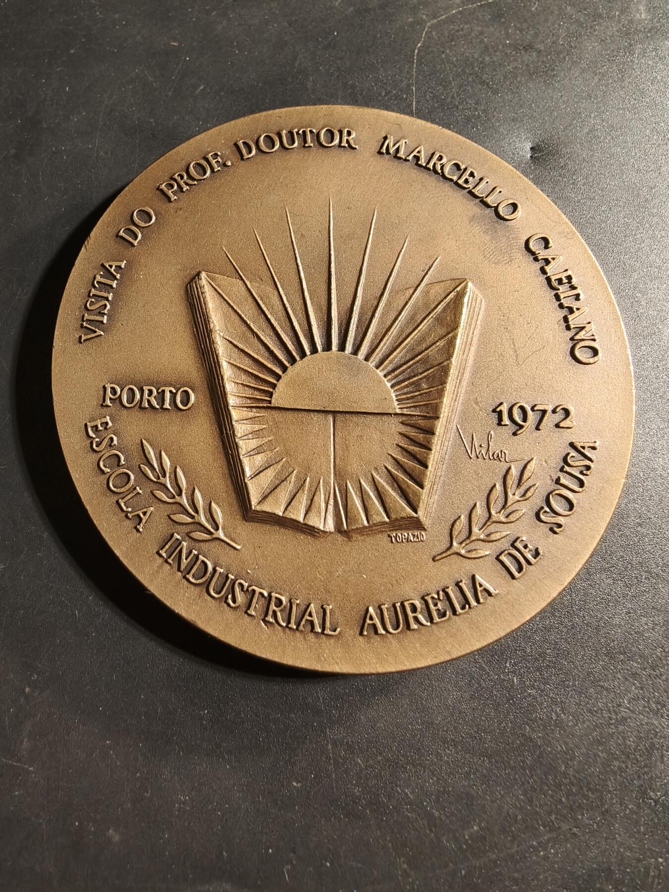 老王徽章第173期 葡萄牙总理马尔切洛·卡埃塔诺大铜章     卡埃塔诺为葡萄牙最后一任独裁总理，于1974年被康乃馨革命推翻下台    直径79mm    重量243.5g