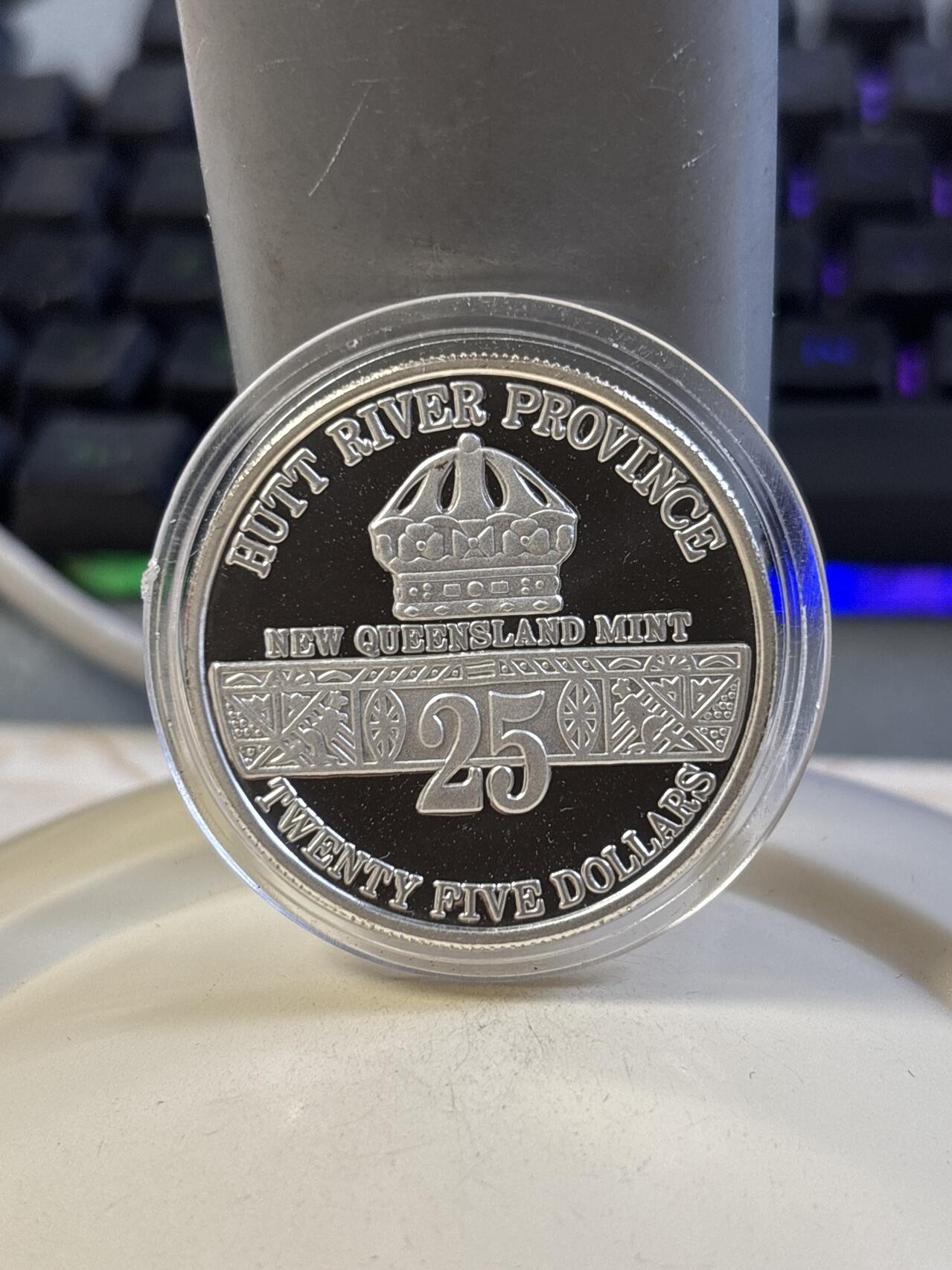 第186期拍卖 赫特河公国1991年海湾战争沙漠风暴克朗纯银纪念银币，999银边缘有标，1盎司，银价555