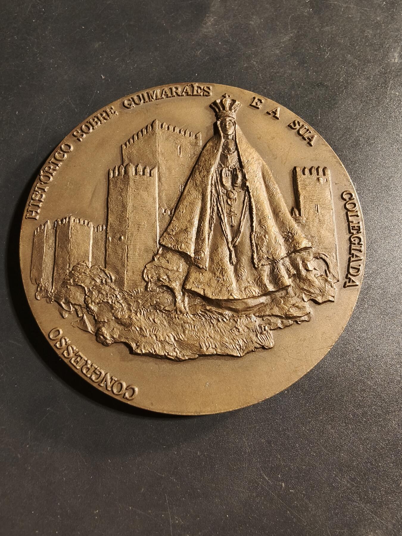 老王徽章第173期 葡萄牙圣马梅德战役850周年大铜章    高浮雕    该战役发生于1128 年6 月24 日，被认为是葡萄牙王国建立和确保葡萄牙独立的关键事件。铜章由葡萄牙著名雕塑家Cabral Antunes 于1978 年制作。    直径80mm     重量 216.1g 