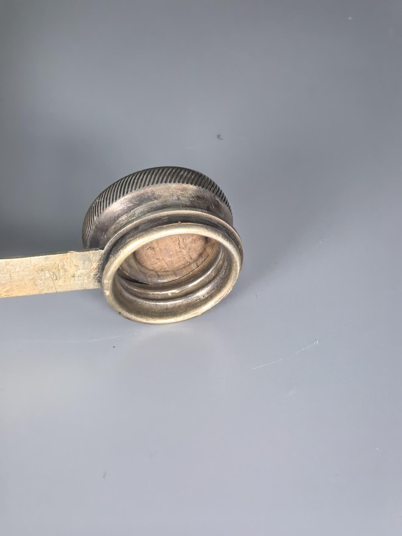 小驴勋章奖章收藏1月2日周五晚六点拍卖（珍爱和平，收藏战争，铭记历史，勿忘国耻，忠党爱国。有偿代拍，送拍规则在简介最后，参拍须阅读规则后再参拍，关系到运费包装发货时效真假辨别等关键信息，拍卖时不再发原图，看大图店主微信码在拍卖店铺介绍里） 1942-1943年非洲军团私人订制手工捶打锡酒壶，锡镀银，正面雕刻1942-1943非洲军团图样，大个头16.5 厘米（长）x 11 厘米（宽）x2.2厘米（厚），286克，酒壶盖里有原密封木塞