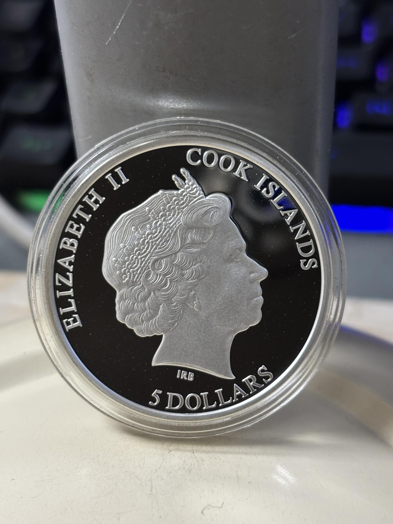 第186期拍卖 库克2017年3D立体展翅飞翔系列粉灰色凤头鹦鹉银币，925银，20克，发行2500枚