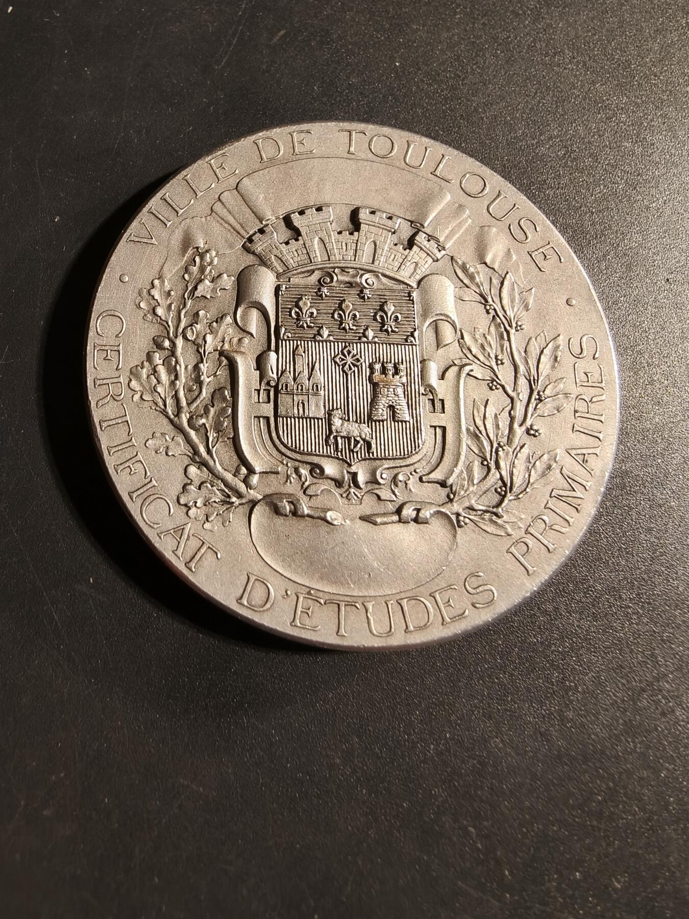 老王徽章第173期 法国图卢兹市小学教育证书镀银大铜章     原盒      大师里维特作品      直径50mm      重量71.1g