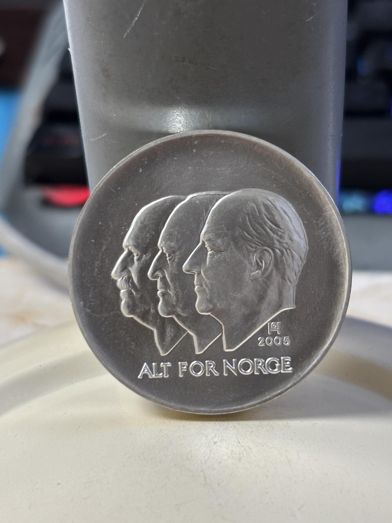 第186期拍卖 挪威2005年建国系列100克朗精制1盎司纪念银币，925银，银价561。33.72克，有瑕疵，