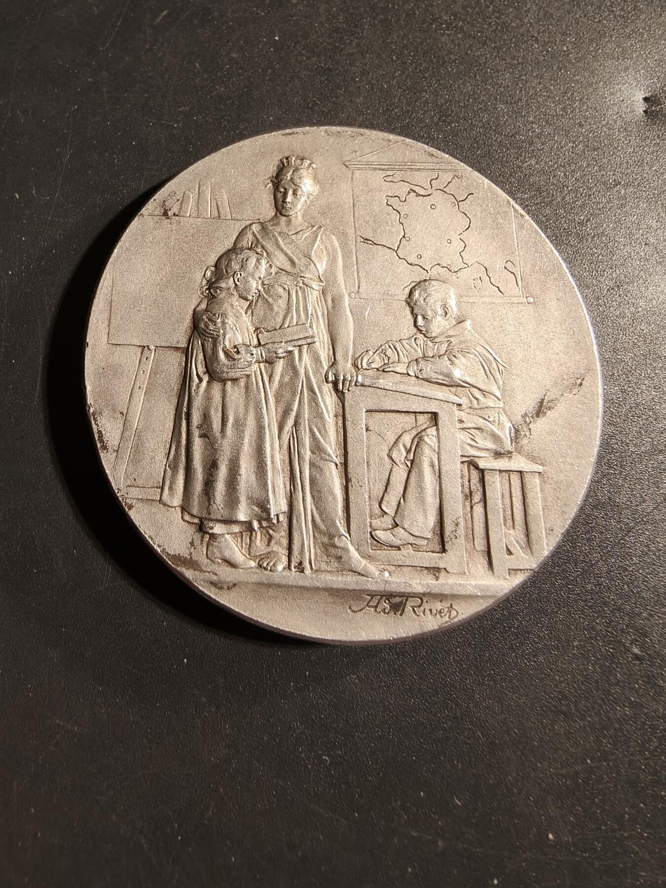 老王徽章第173期 法国图卢兹市小学教育证书镀银大铜章     原盒      大师里维特作品      直径50mm      重量71.1g