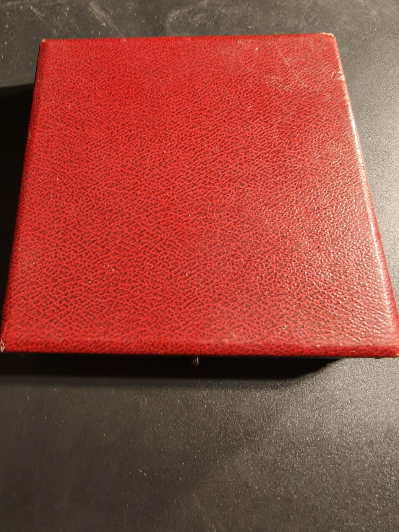 老王徽章第173期 法国罗伯特拉丰特出版社海军探险家雅克·库斯托纪念章    原盒    直径88mm    重量215.8g