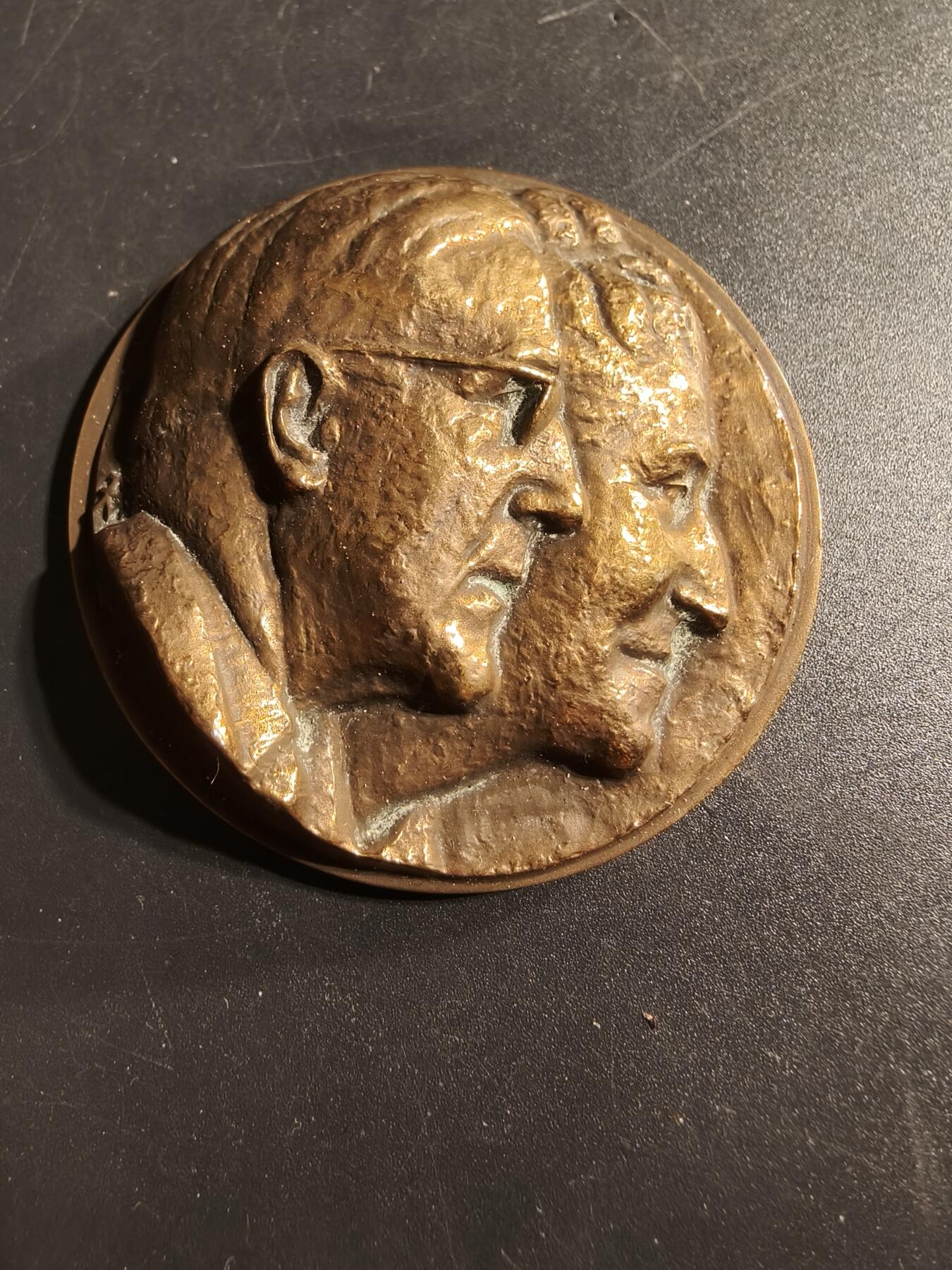 老王徽章第173期 法国高浮雕大铜章    E. Moench 先生和夫人，阿尔萨斯ALSA 酵母的创始人      原盒      直径56mm     重量157.5g