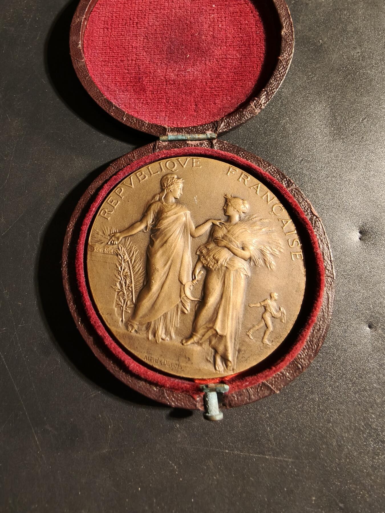老王徽章第173期 法国农业协会农业竞赛大铜章     原盒    大师阿尔菲·杜布瓦作品     直径50mm      重量61.7g