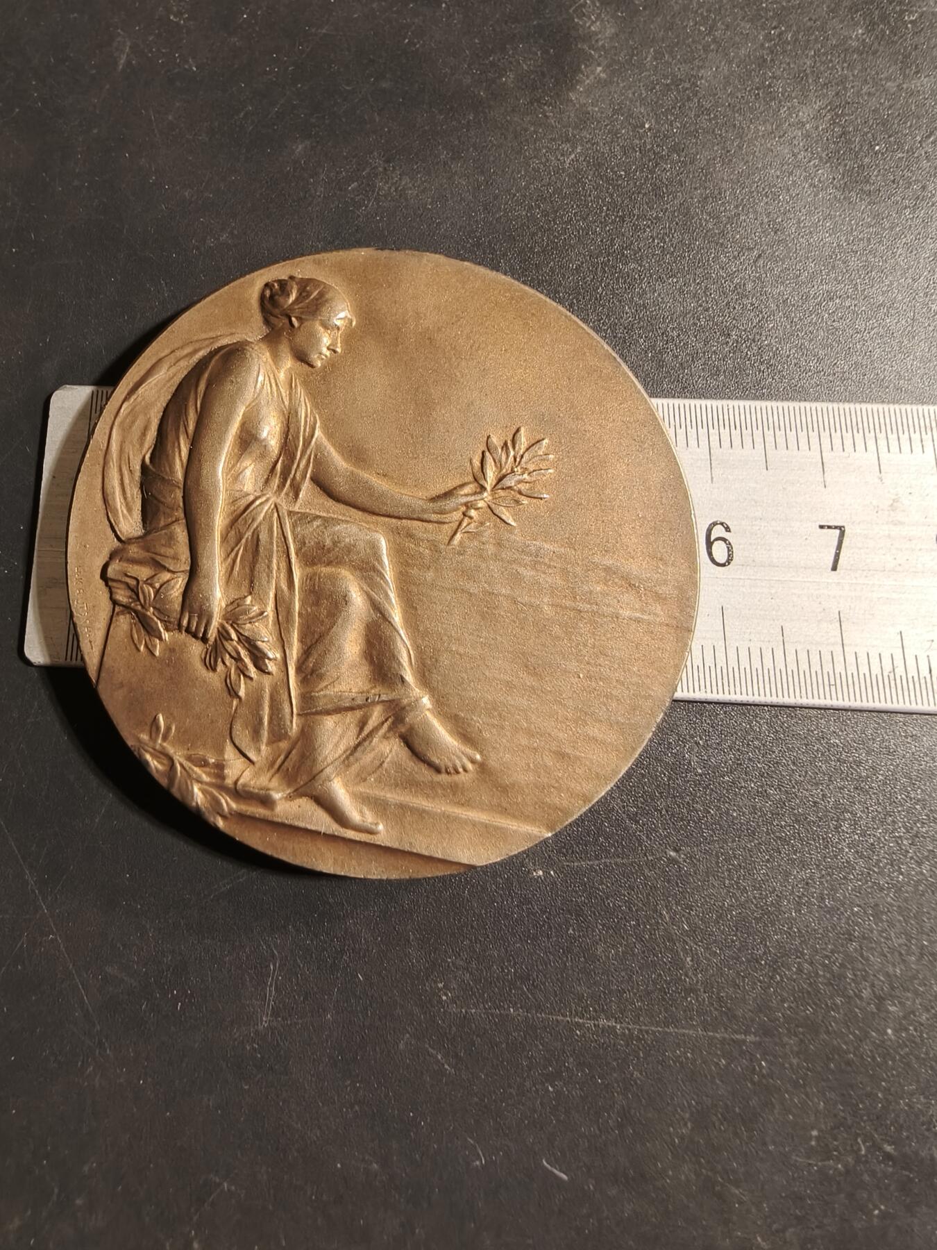 老王徽章第173期 法国橄榄枝女神镀金大银章     950银镀金    原盒美品    直径58mm     重量101.3g