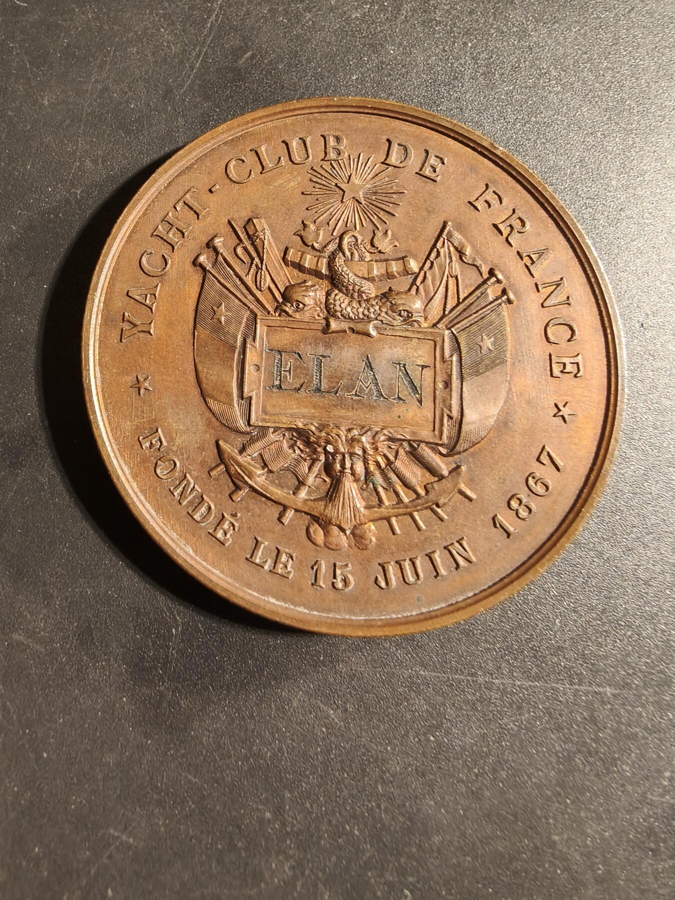 老王徽章第173期 法国戛纳游艇俱乐部大铜章     原盒      直径50mm     重量58.6g