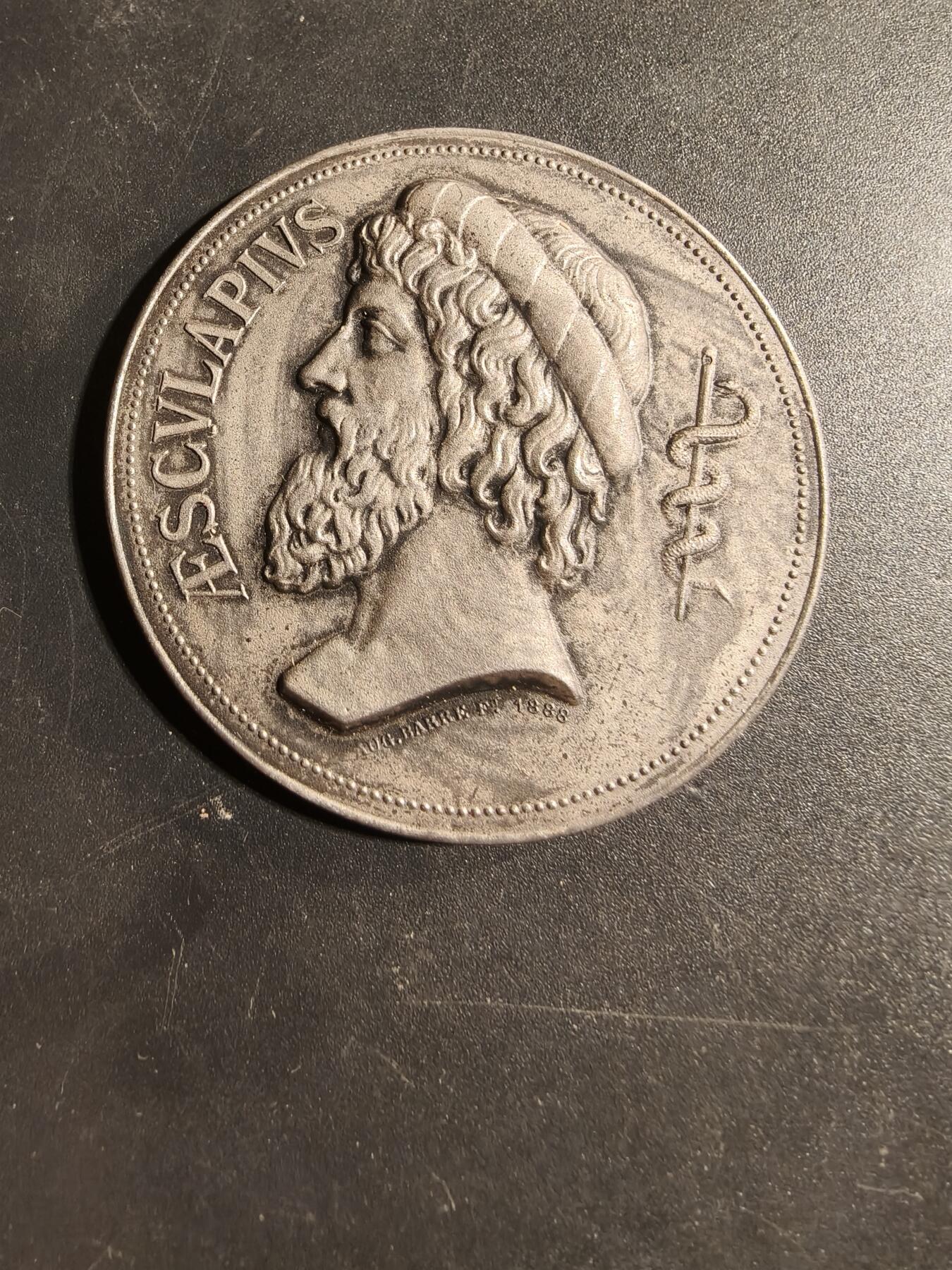 老王徽章第173期 法国巴黎医学院大银章     原盒    正面为古罗马医圣埃斯库拉庇俄斯      直径49mm     重量47.7g      950银