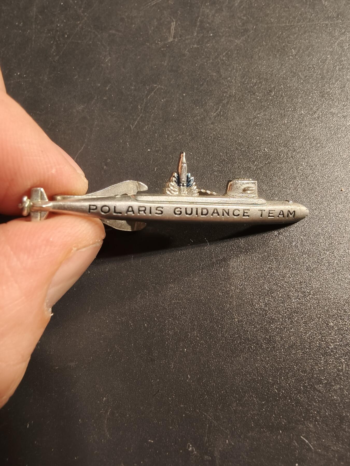 老王徽章第173期 美国海军“北极星”导弹系统开发团队领带夹     带厂标      这是美国海军在冷战时期使用的第一代潜射弹道导弹（SLBM）系统