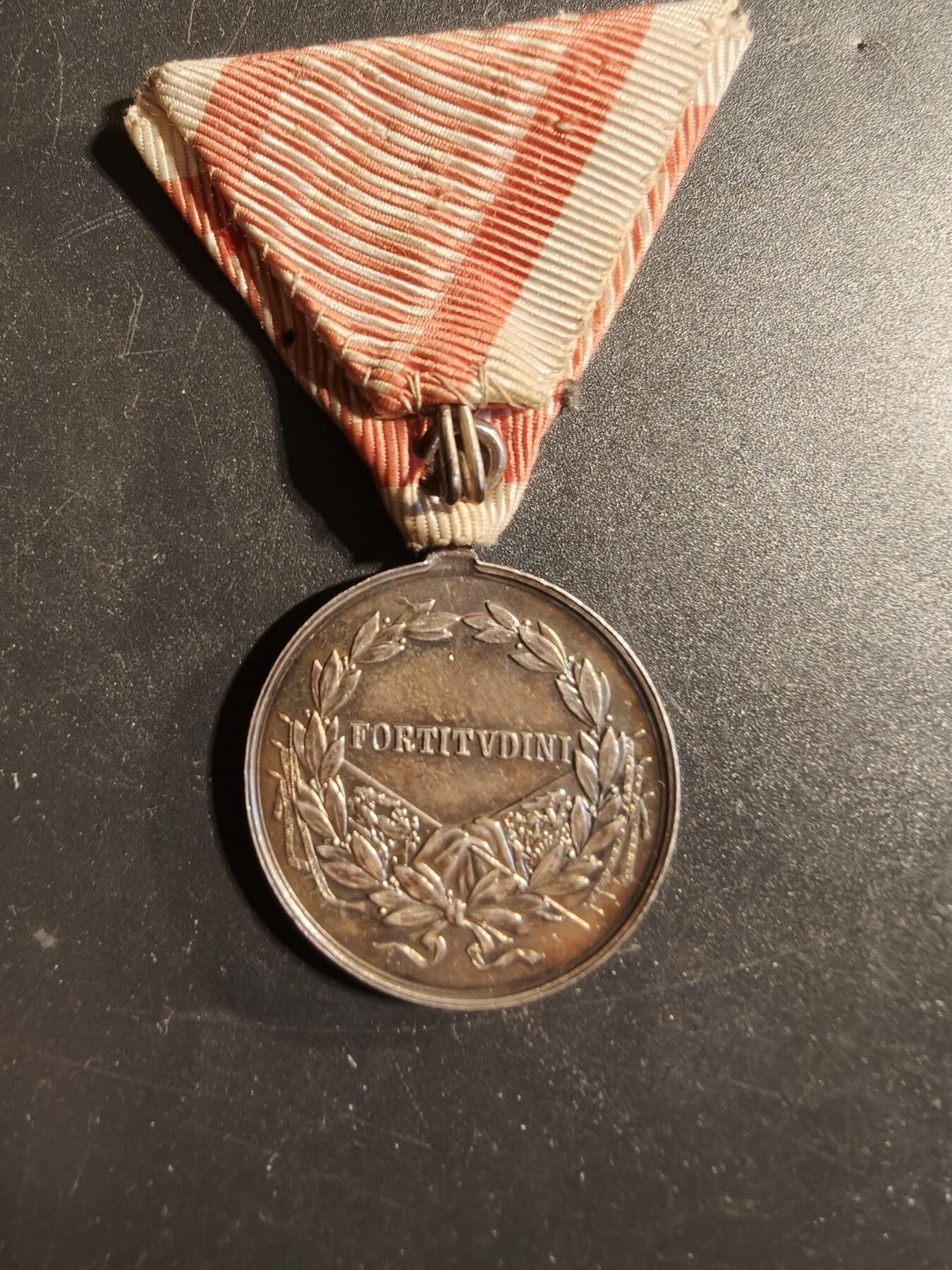 老王徽章第173期 奥匈帝国银级勇敢奖章   卡尔版    银质带银标